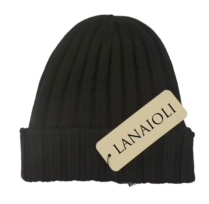 Cappello da uomo in cashmere rigenerato a coste, elegante e versatile, prodotto in Italia.