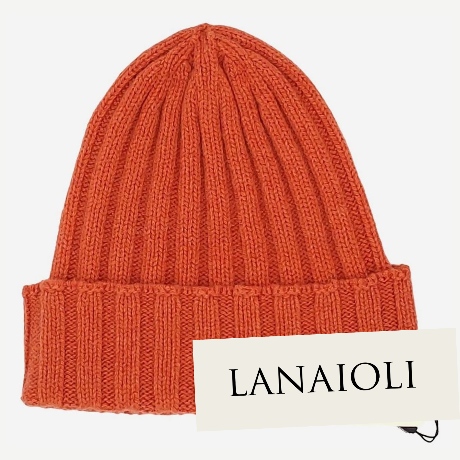 Cappello da uomo in cashmere rigenerato a coste, elegante e versatile, prodotto in Italia.