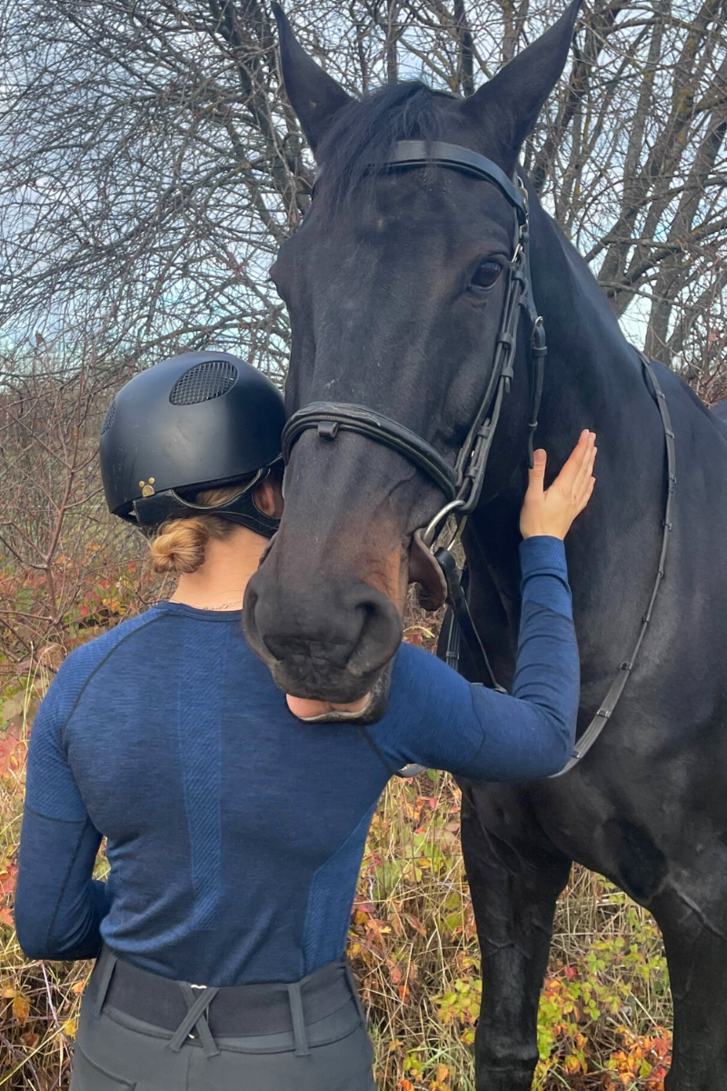 LANA dark blue unisex merino wool thermal top, showcasing its soft texture and seamless design, perfect for cold weather.