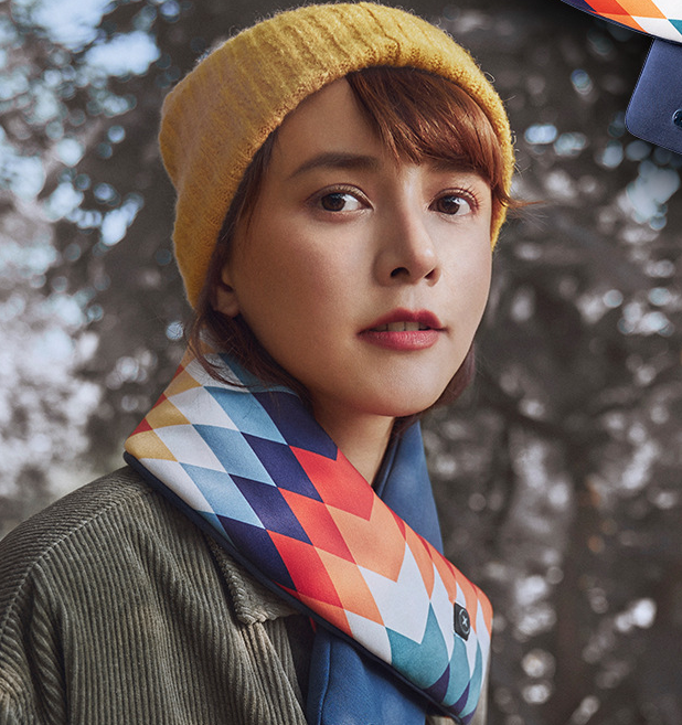 A stylish electric shoulder warmer retro scarf in plaid design, suitable for both men and women, featuring a USB heating function.