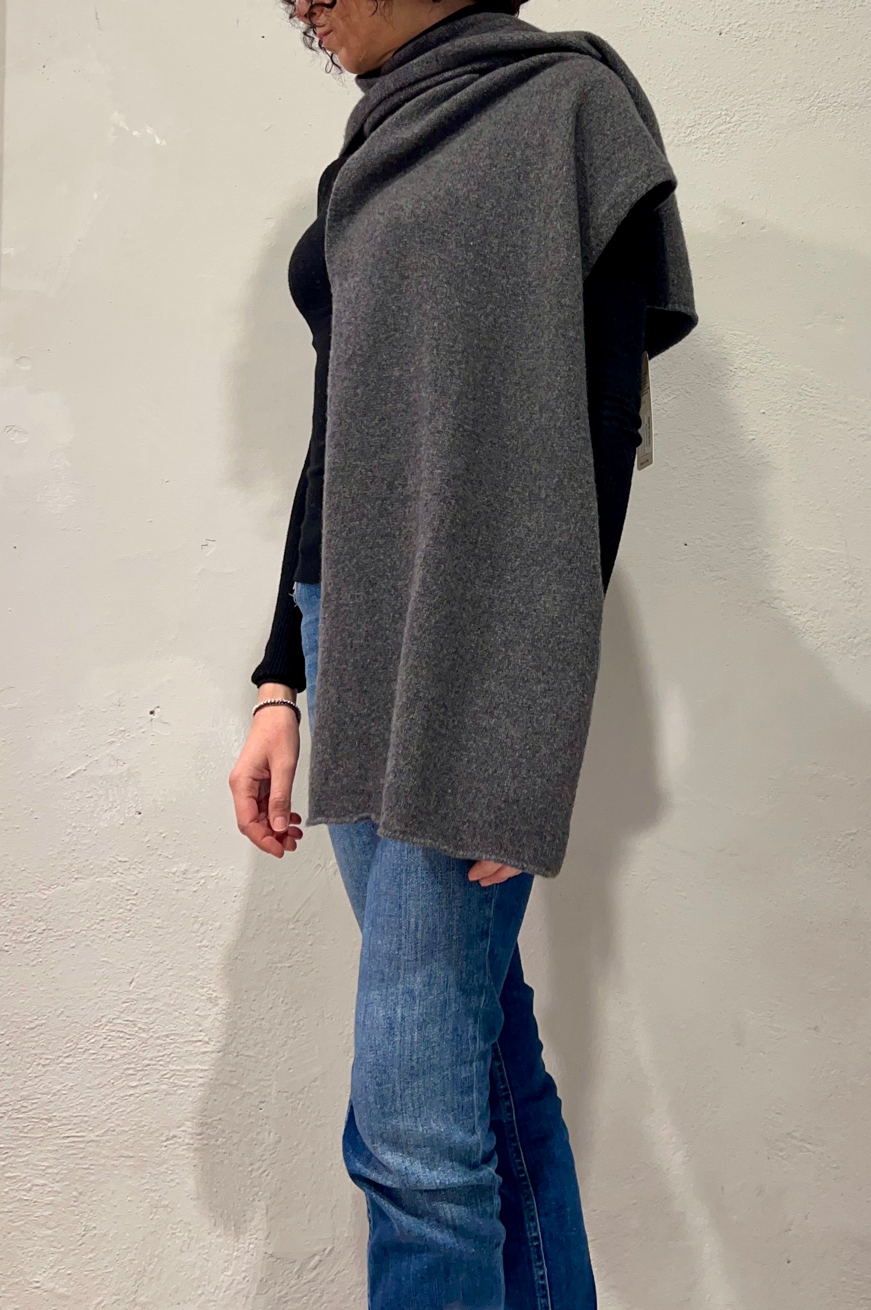 Sciarpa donna in cashmere rigenerato, ampia e leggera, ideale per l'inverno, con un design unisex e finitura artigianale.