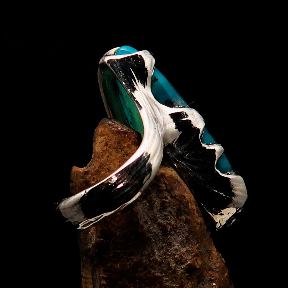 Artistic sterling silver ring featuring a fancy shaped green Agate Cabochon, hallmarked 925, size 8.