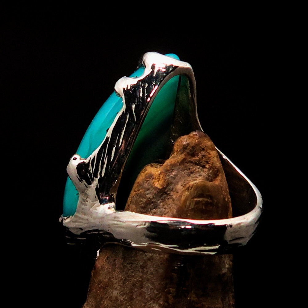 Artistic sterling silver ring featuring a fancy shaped green Agate Cabochon, hallmarked 925, size 8.