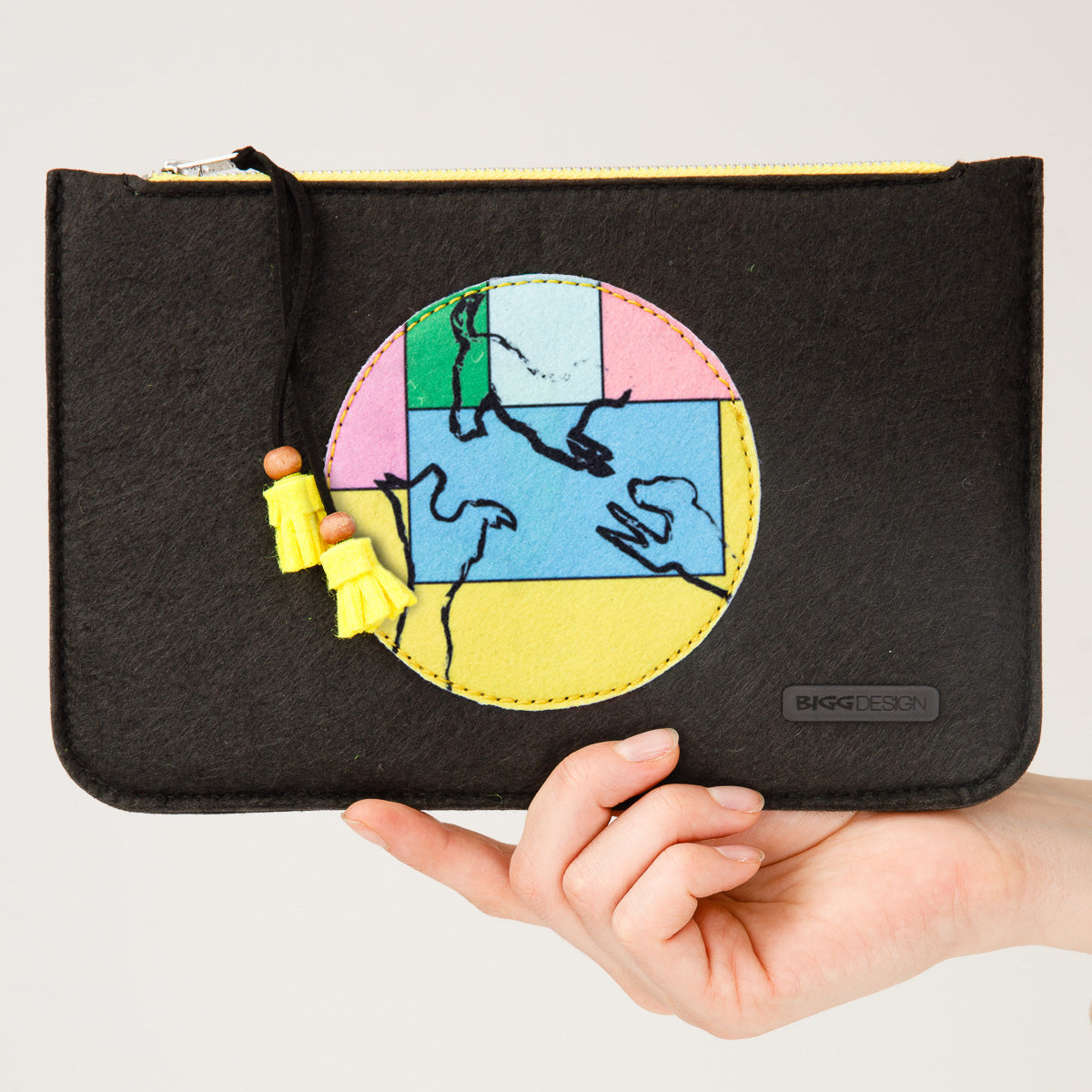 Biggdesign Dogs Filztäschchen mit Reißverschluss in schwarz, dekoriert mit buntem Hundemotiv, ideal für vielseitige Aufbewahrung.