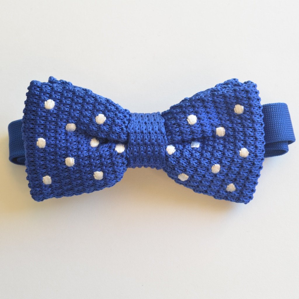 A stylish blue and white polka dot knitted bow tie, pre-tied and adjustable, perfect for formal and casual occasions.