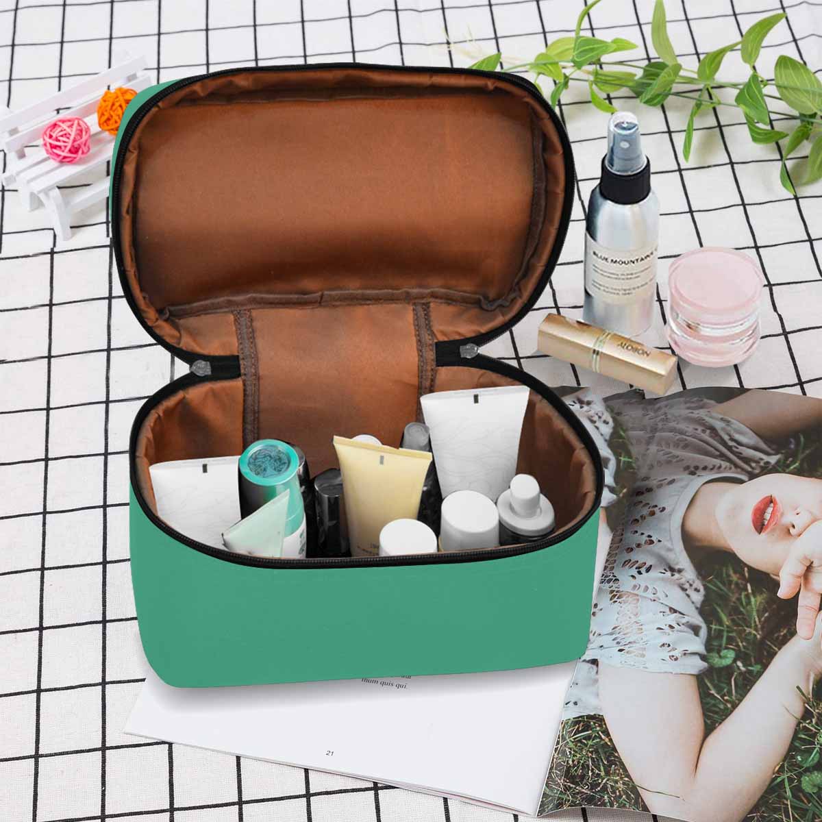 Stylish spearmint green cosmetic bag with compartments and zipper closure, perfect for organizing beauty essentials.