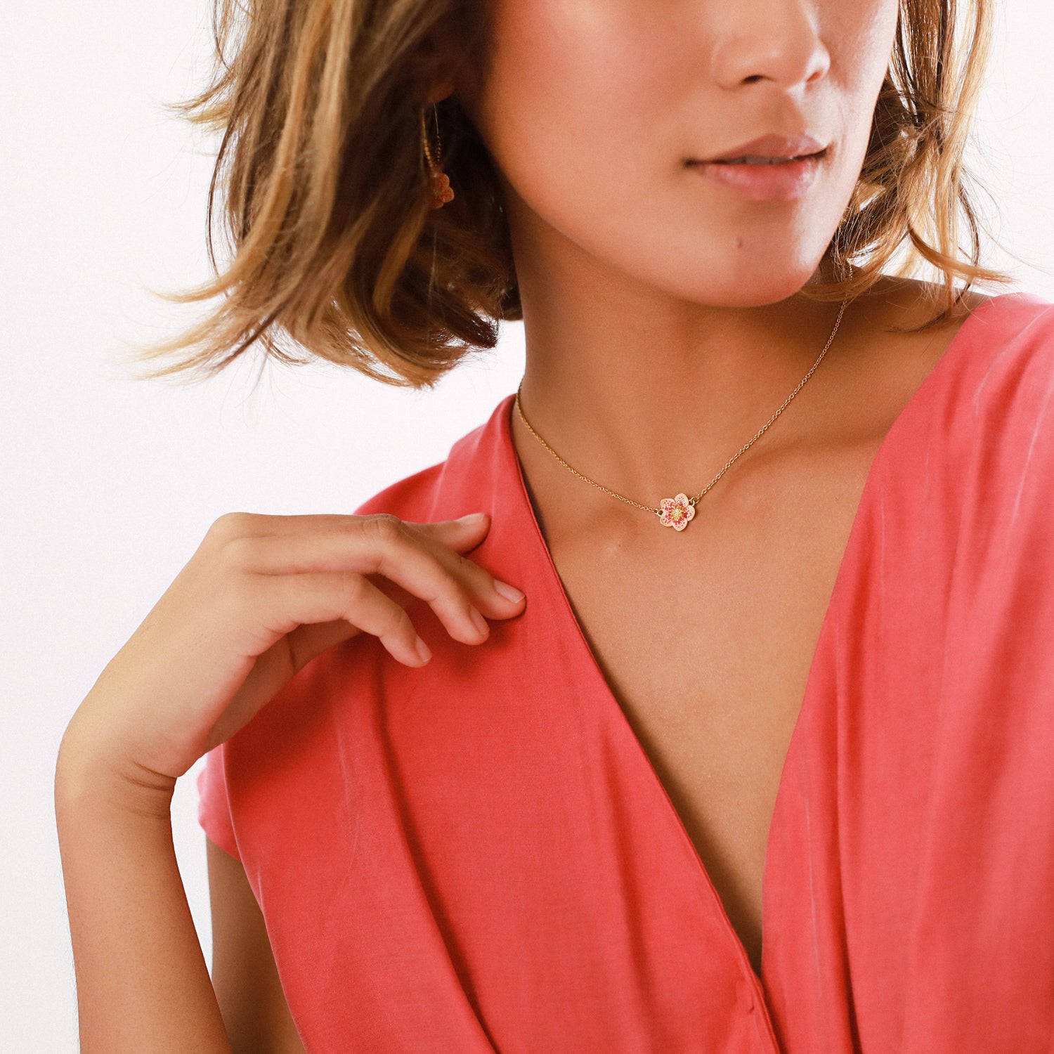 Franck Herval Dafne Simple Flower Necklace featuring vibrant orange flowers delicately crafted for a romantic look.