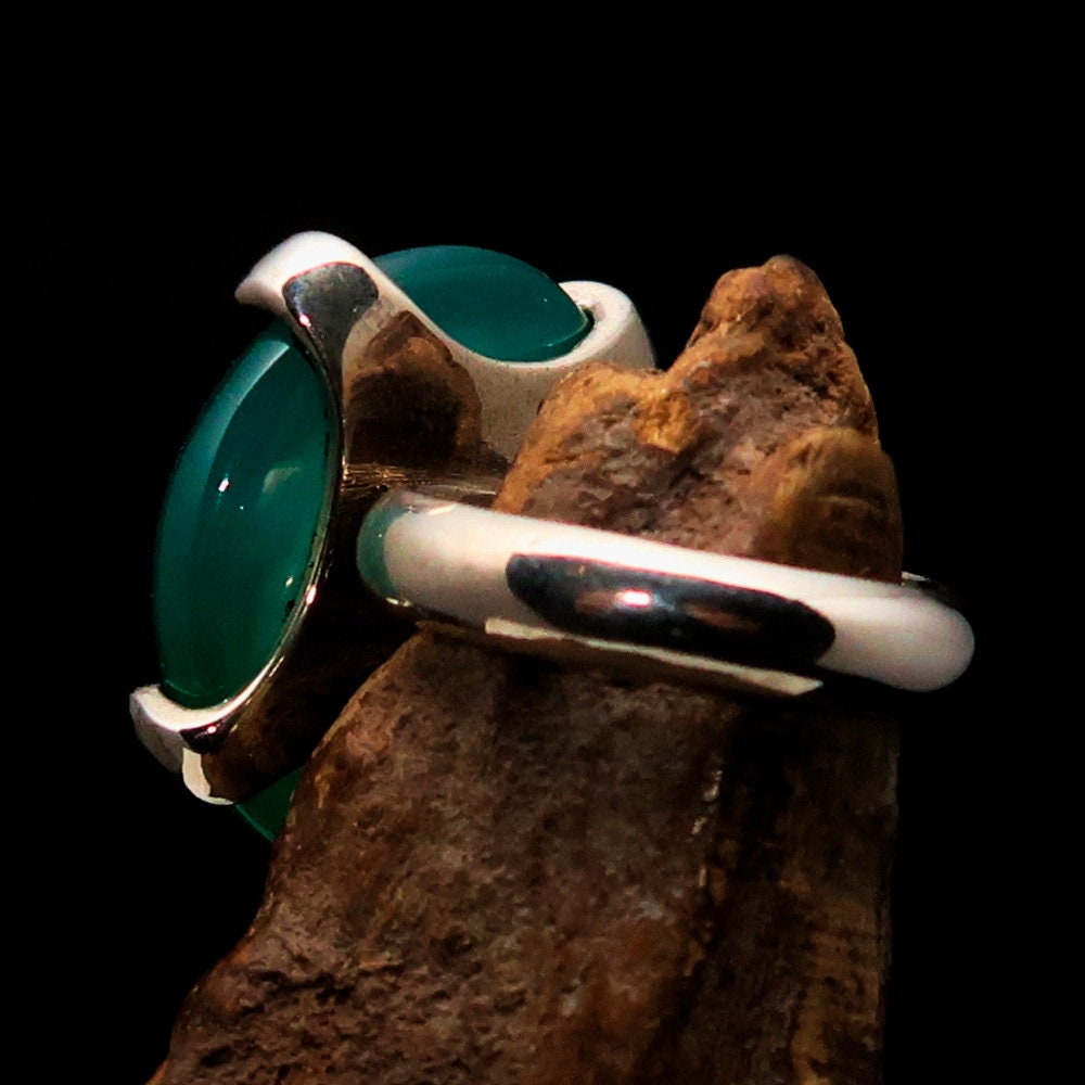 Minimalist Green Agate Ring featuring a round cabochon set in a handmade sterling silver band, showcasing elegance and simplicity.