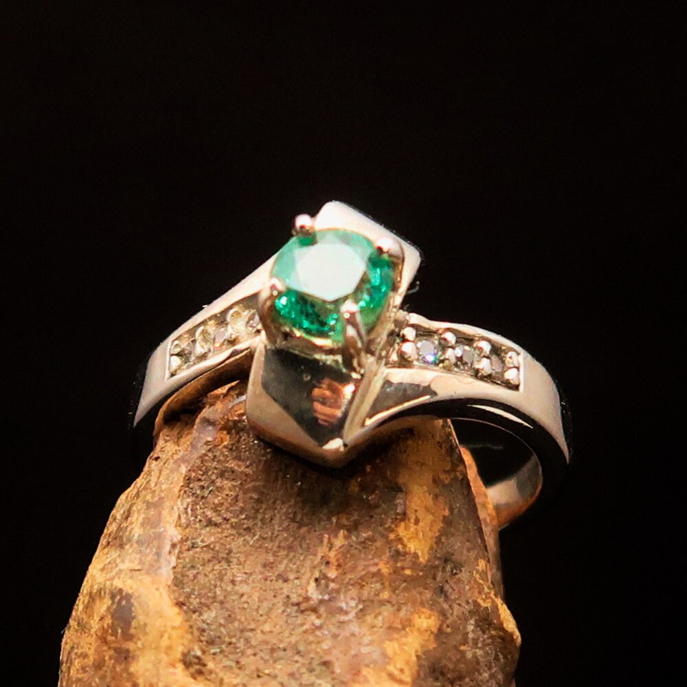 Handmade 925 silver ring featuring a round cut green emerald and six white cubic zirconia stones, designed for women.