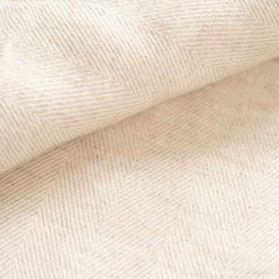 Beige Kaschmirdecke mit feinem Fischgrätenmuster, handgewebt in Nepal, ideal für stilvolle Wohnräume.