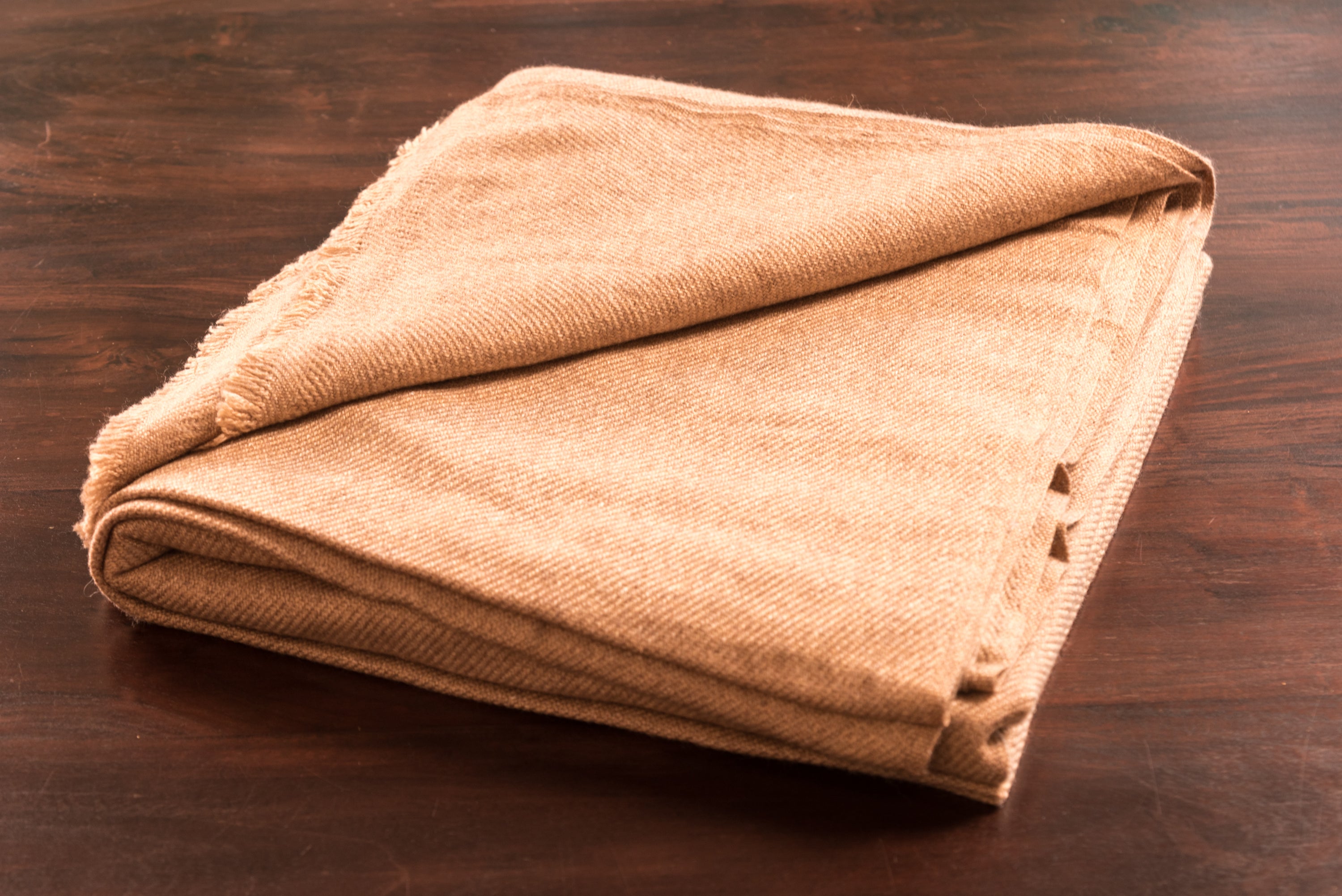 Braune Kaschmirdecke, handgewebt in Nepal, elegant und weich, ideal für Sofa oder Bett.