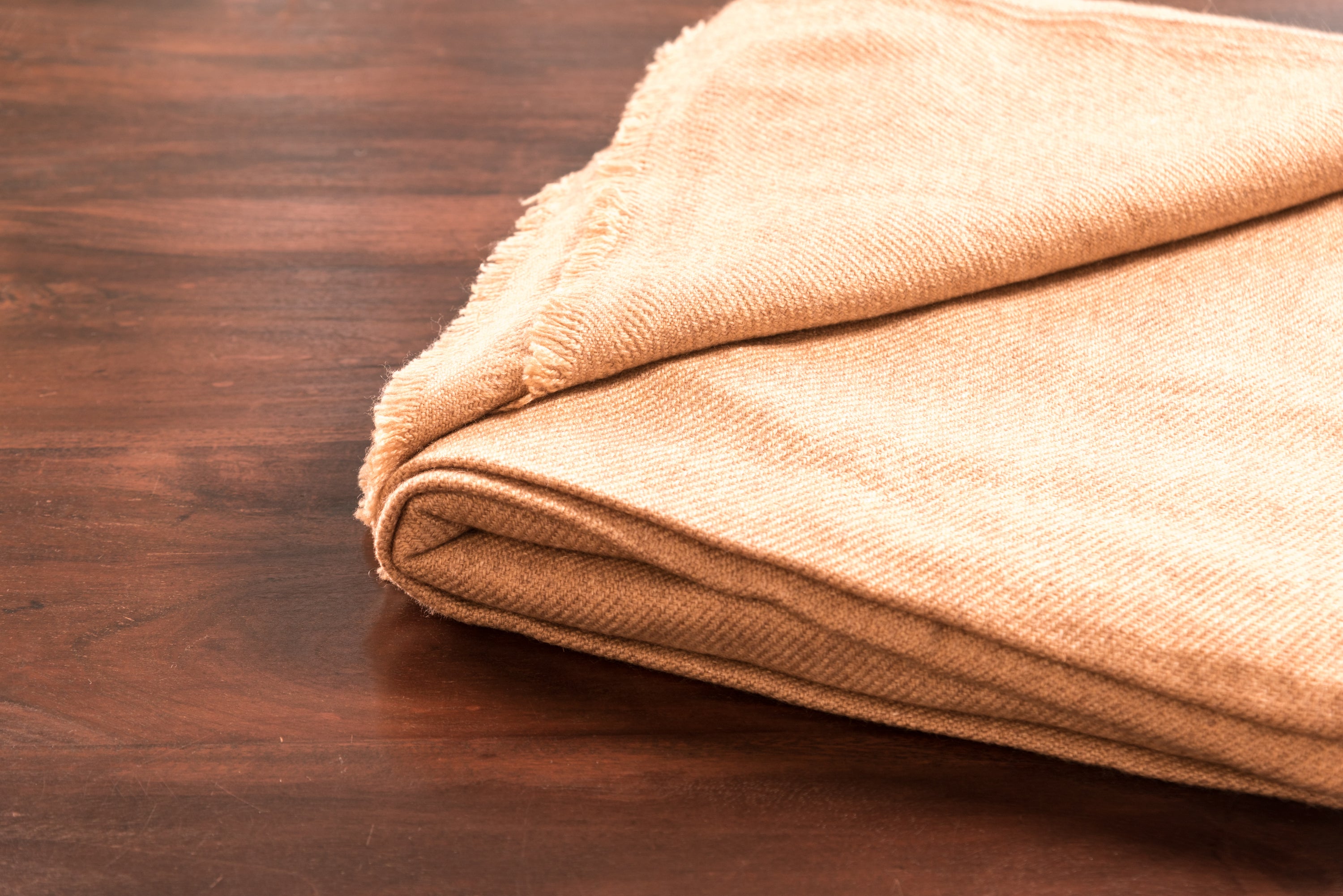 Braune Kaschmirdecke, handgewebt in Nepal, elegant und weich, ideal für Sofa oder Bett.