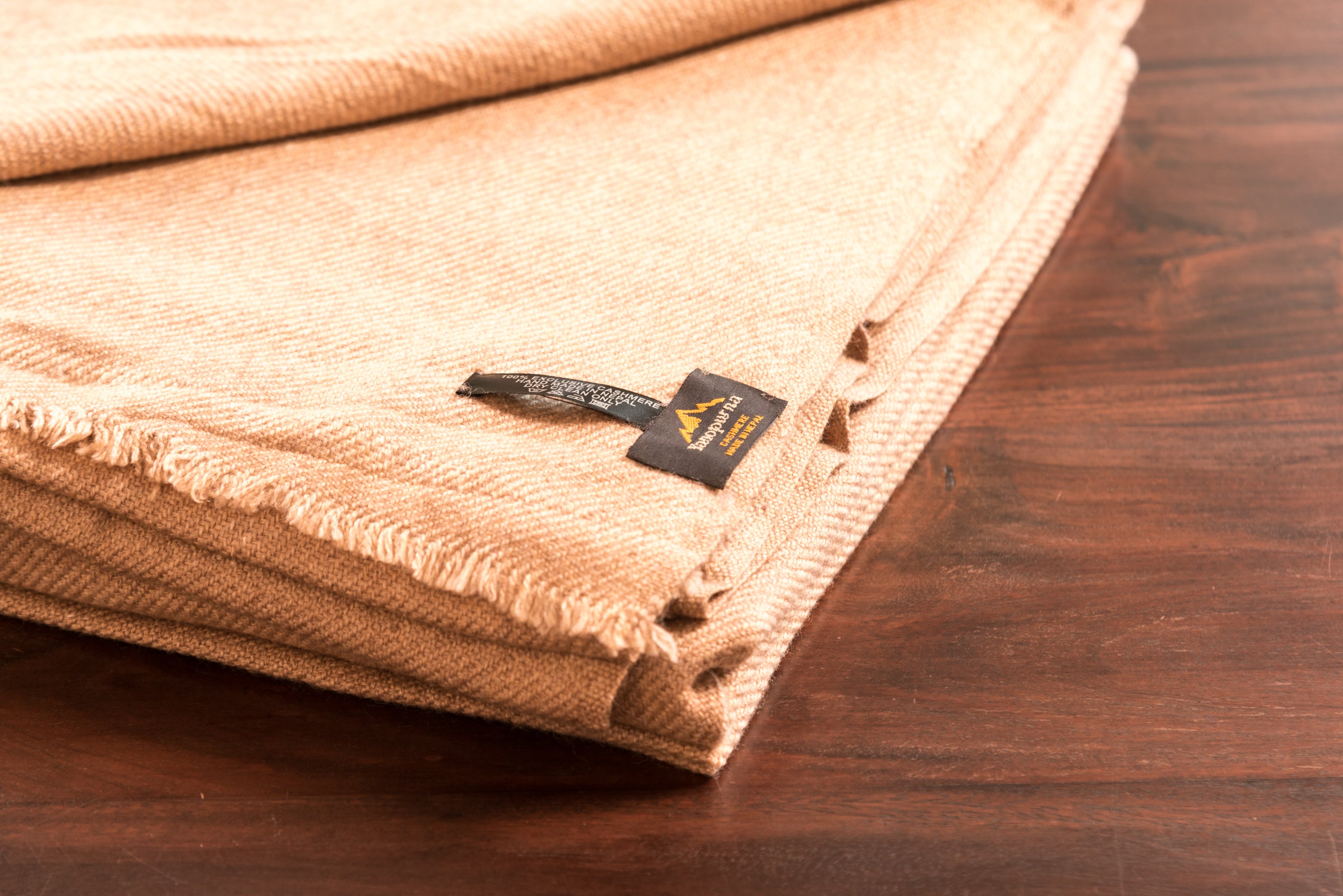 Braune Kaschmirdecke, handgewebt in Nepal, elegant und weich, ideal für Sofa oder Bett.
