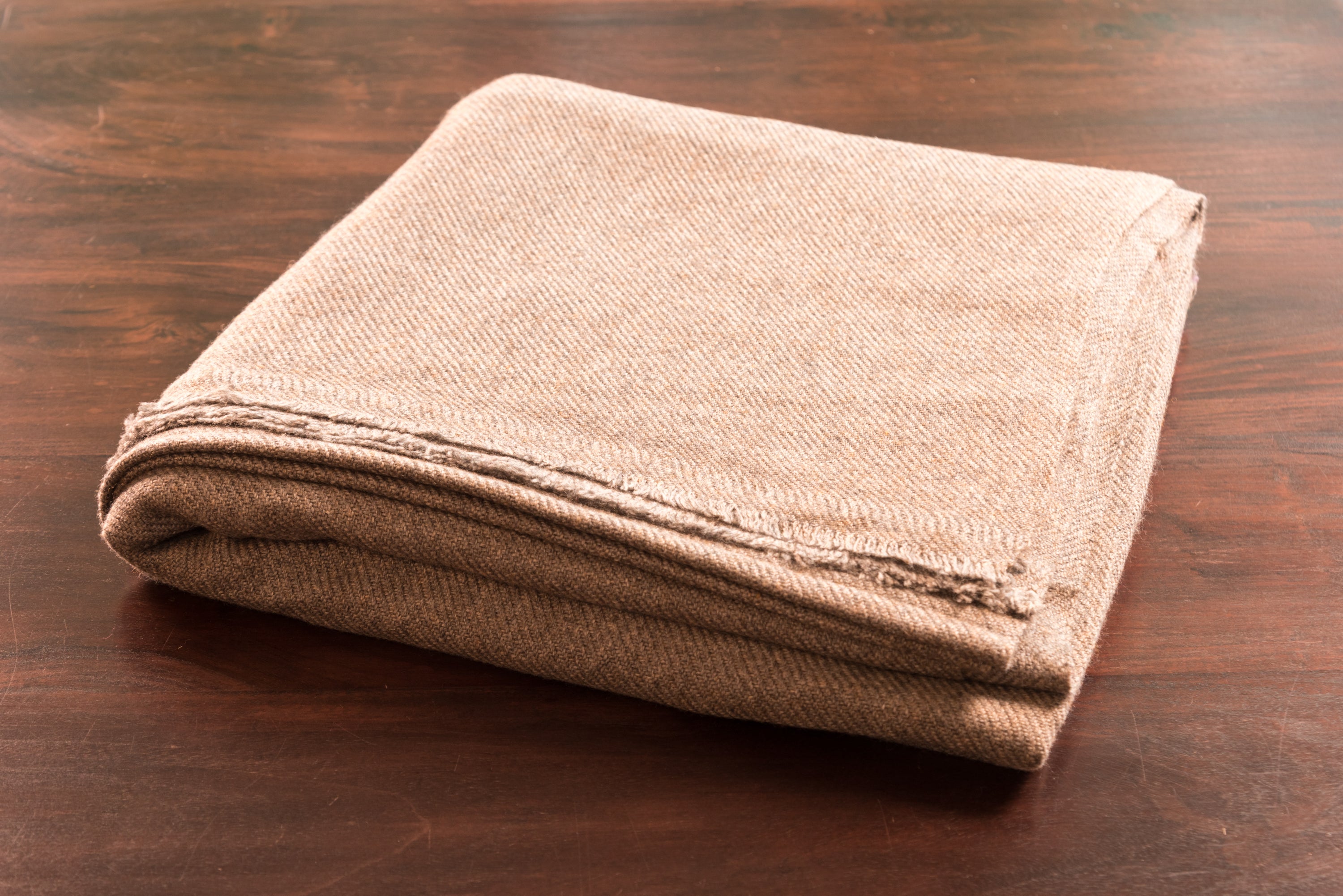 Dunkelbraune Kaschmirdecke, handgewebt in Nepal, 135 cm x 270 cm, aus 100% Kaschmir, leicht und warm.