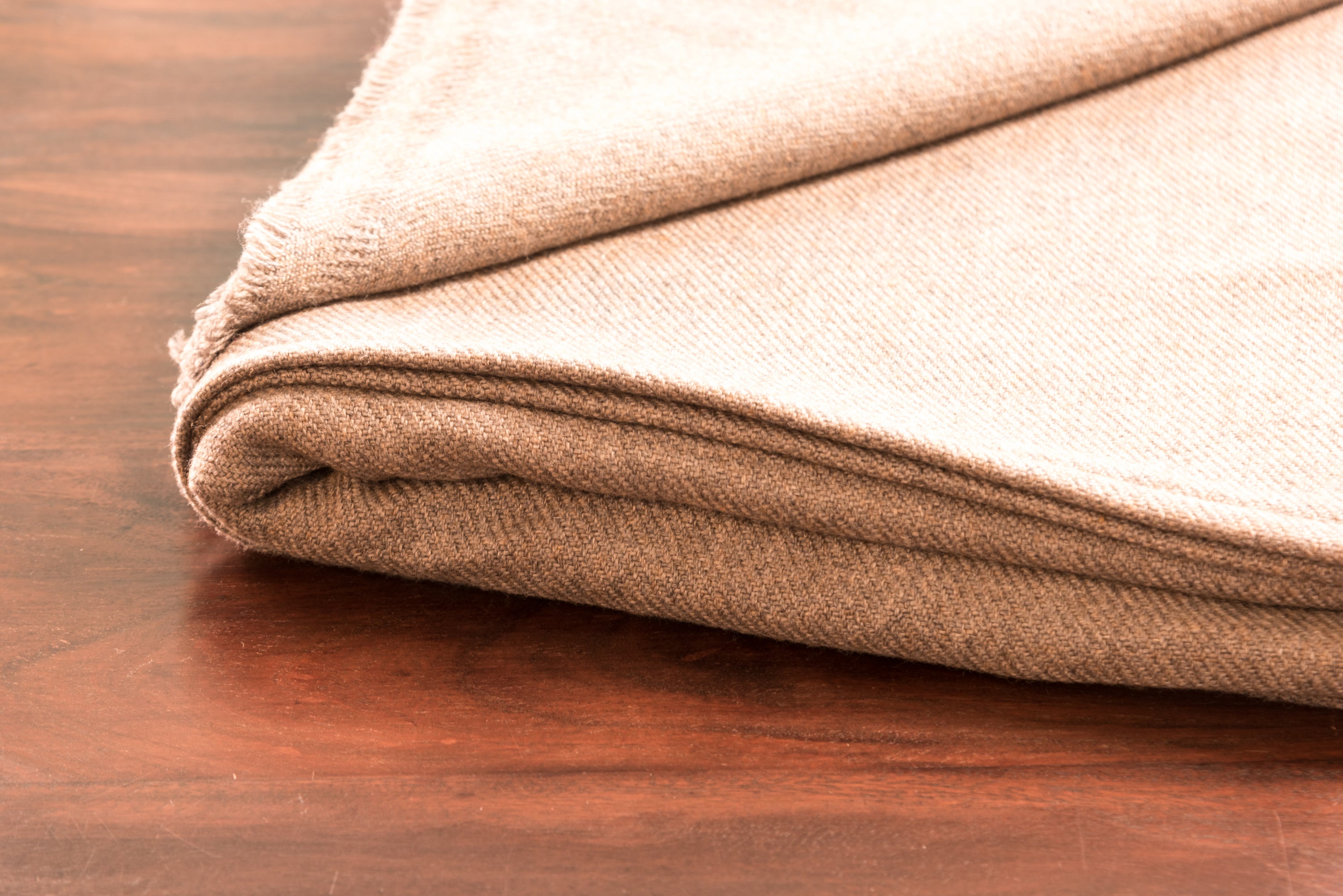 Dunkelbraune Kaschmirdecke, handgewebt in Nepal, 135 cm x 270 cm, aus 100% Kaschmir, leicht und warm.