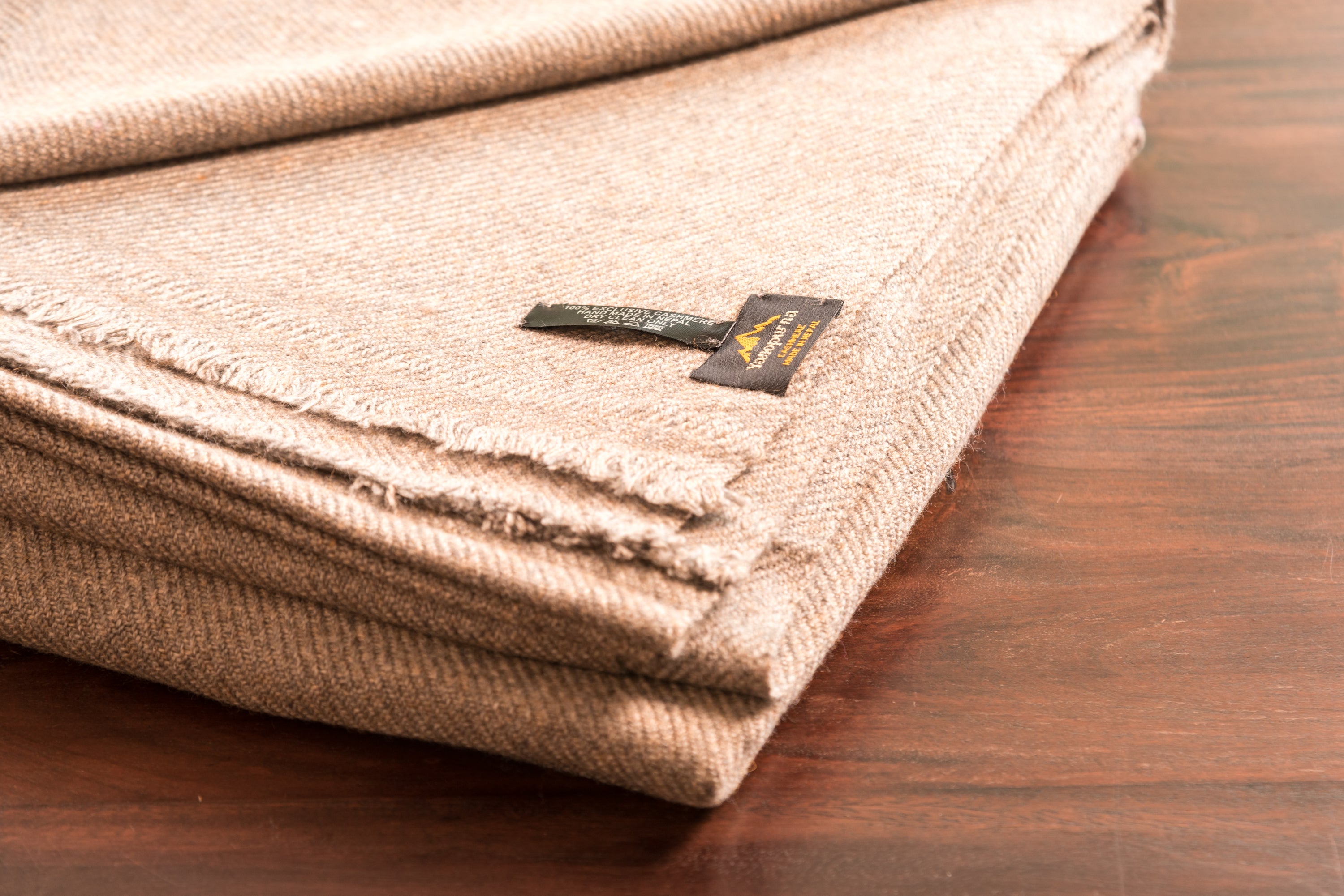 Dunkelbraune Kaschmirdecke, handgewebt in Nepal, 135 cm x 270 cm, aus 100% Kaschmir, leicht und warm.