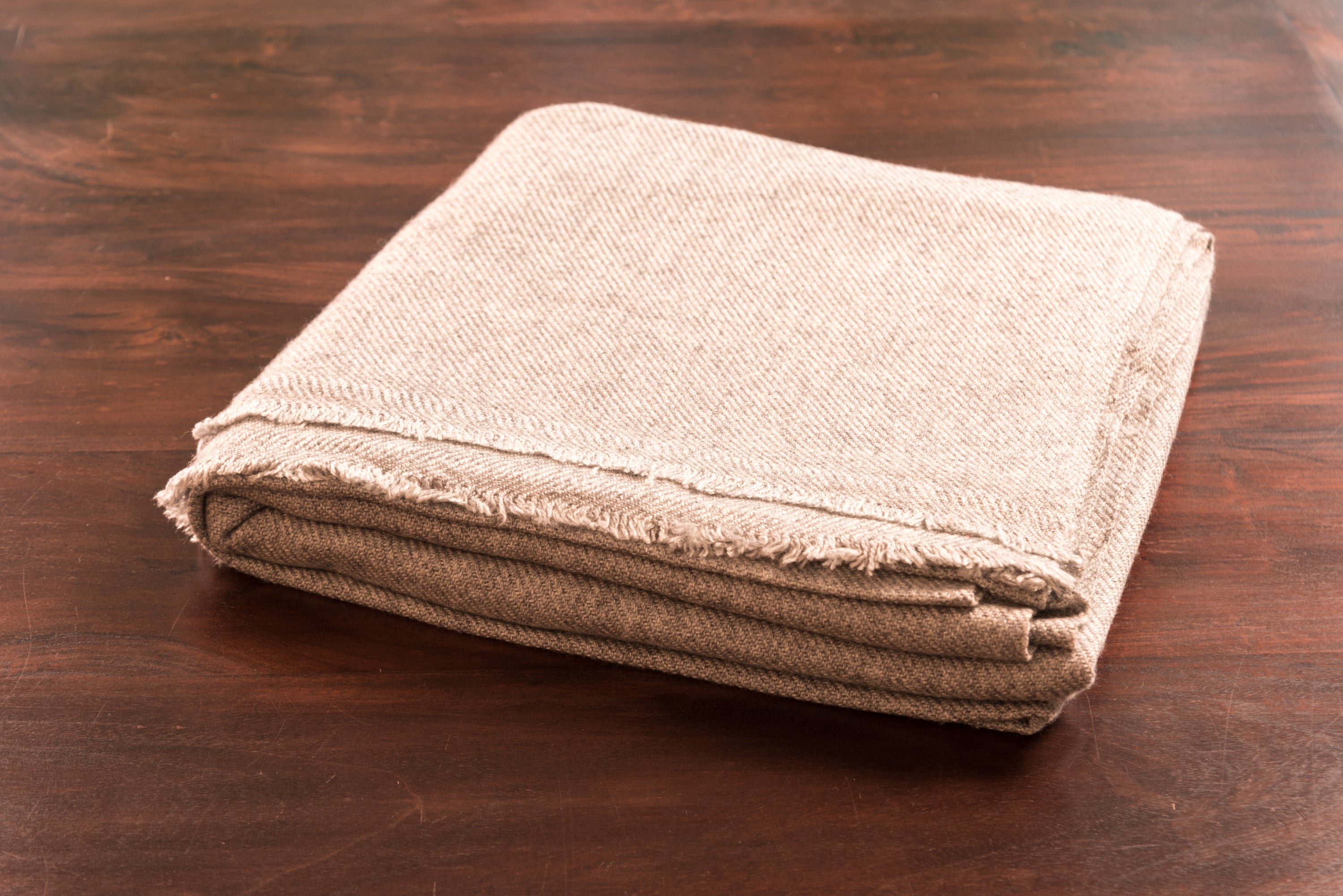 Graue Kaschmirdecke, handgewebt in Nepal, 135 cm x 270 cm, leicht und warm.