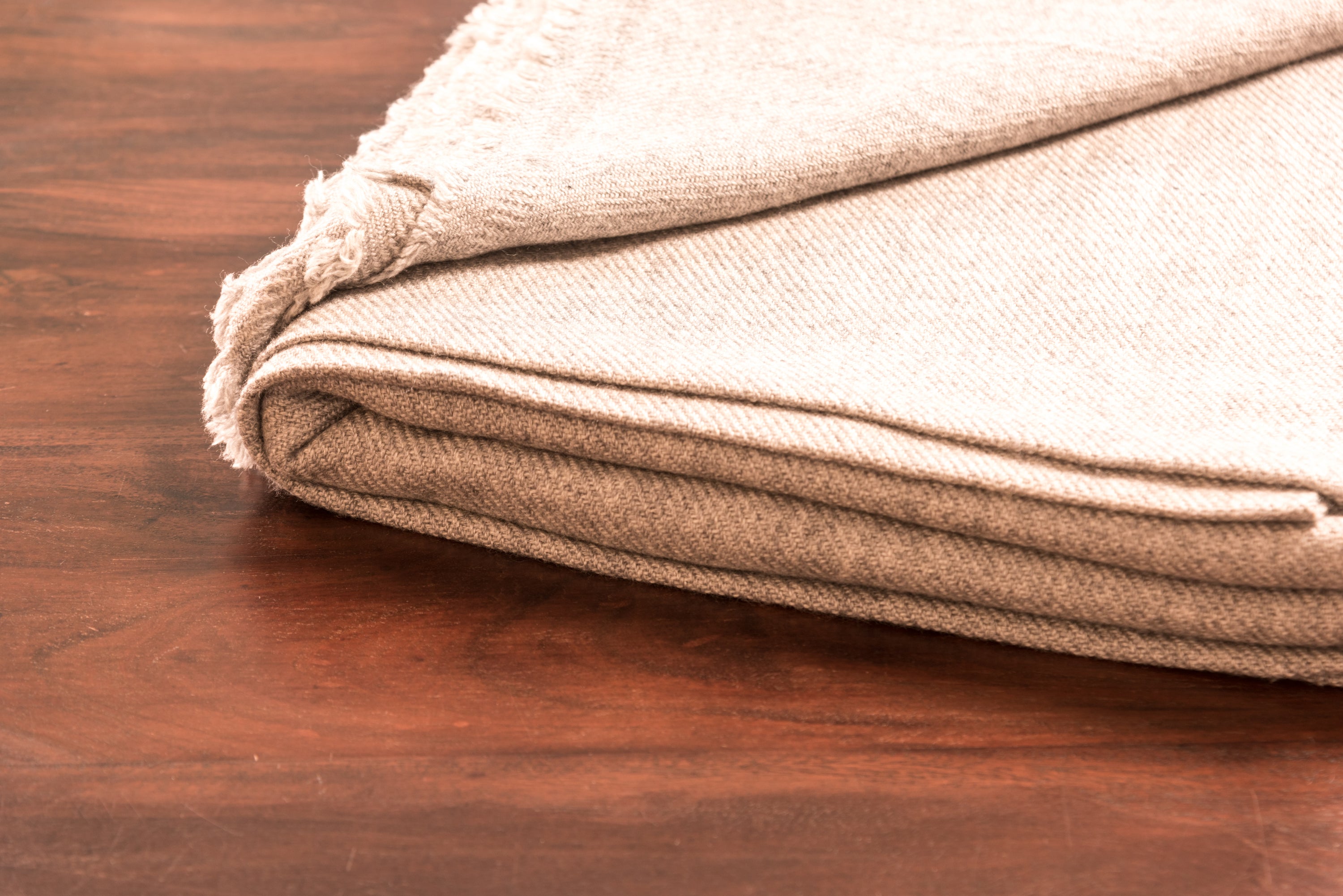 Graue Kaschmirdecke, handgewebt in Nepal, 135 cm x 270 cm, leicht und warm.