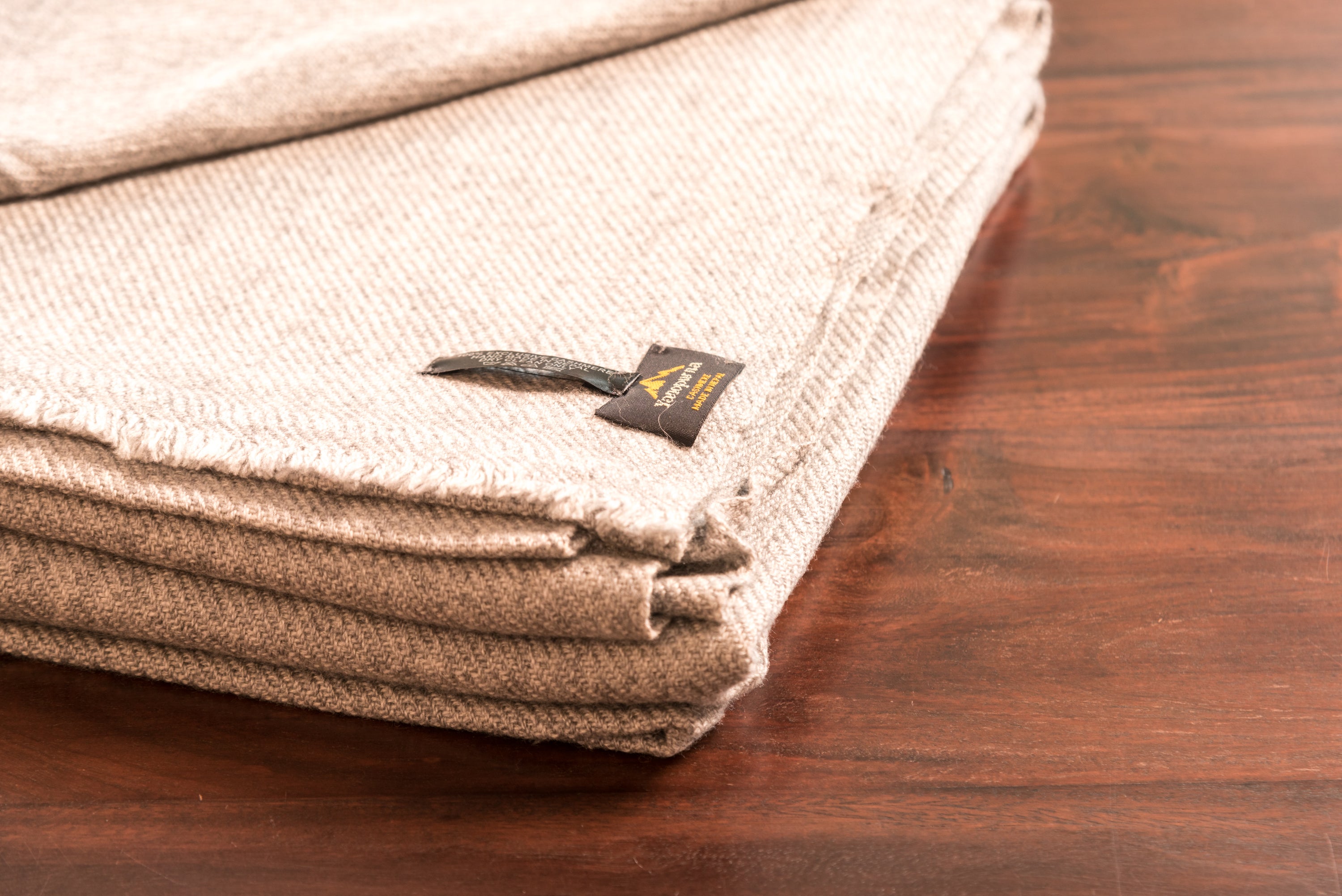 Graue Kaschmirdecke, handgewebt in Nepal, 135 cm x 270 cm, leicht und warm.