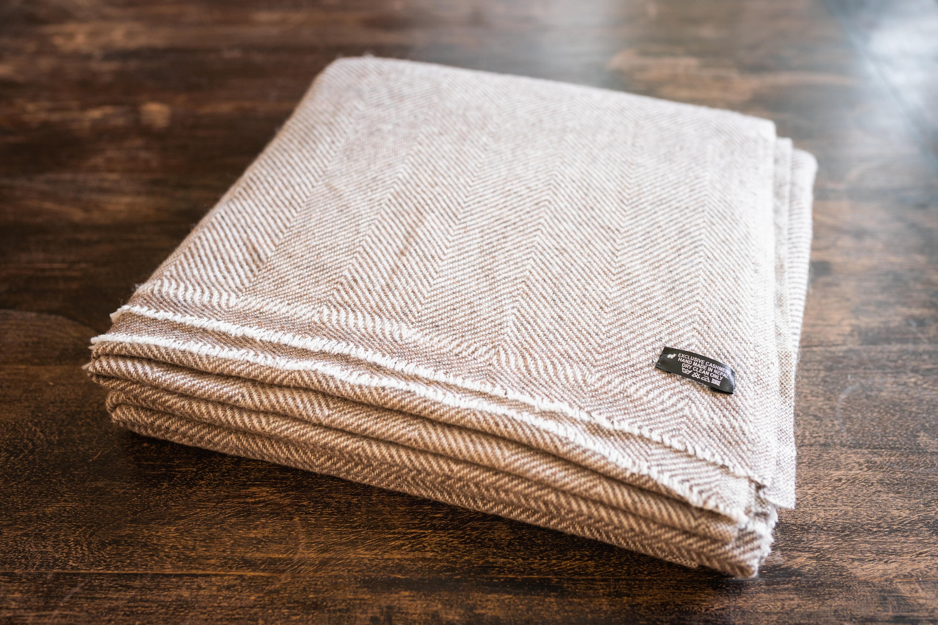 Luxuriöse graubraune Kaschmirdecke mit feinem Fischgrätenmuster, handgewebt in Nepal.