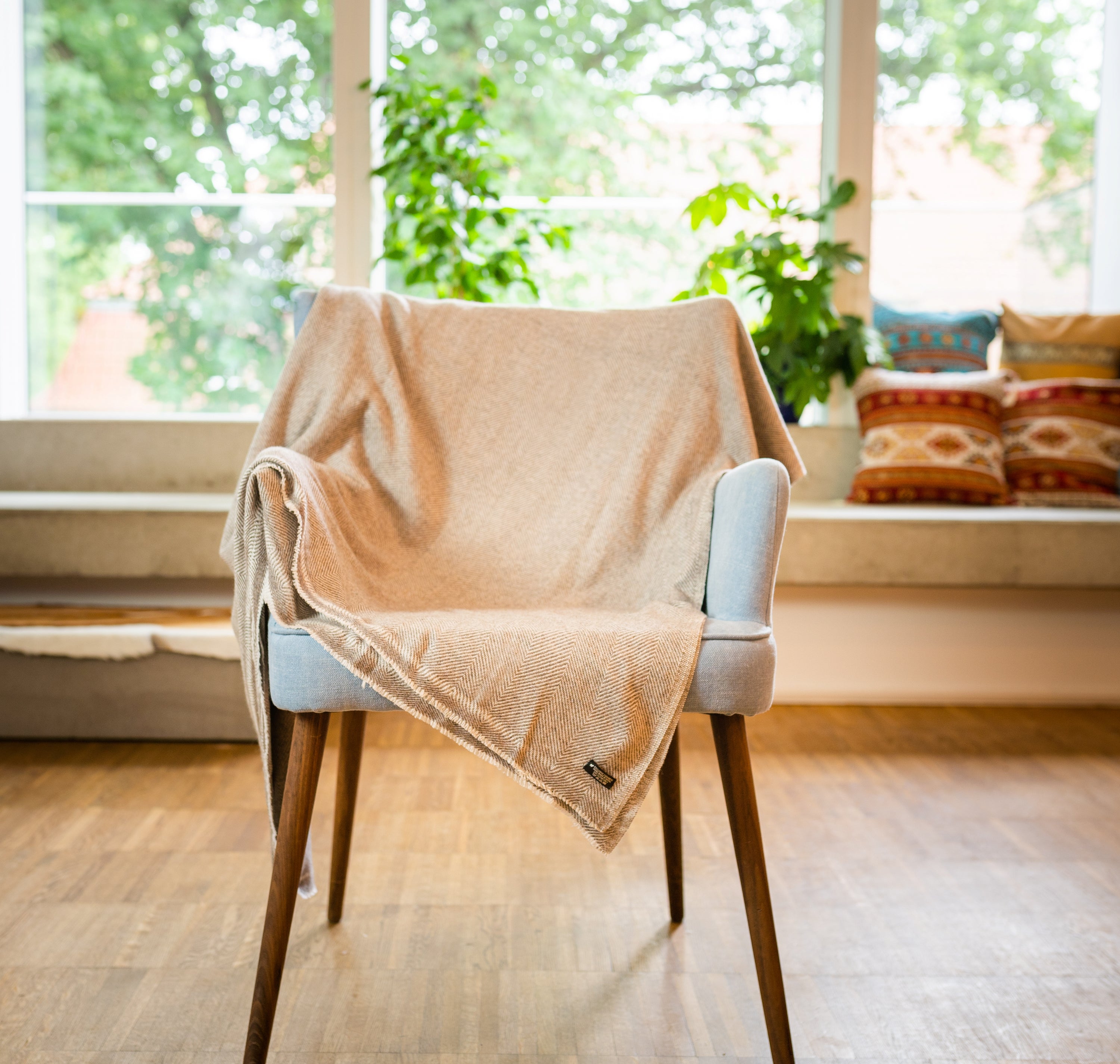 Luxuriöse graubraune Kaschmirdecke mit feinem Fischgrätenmuster, handgewebt in Nepal.