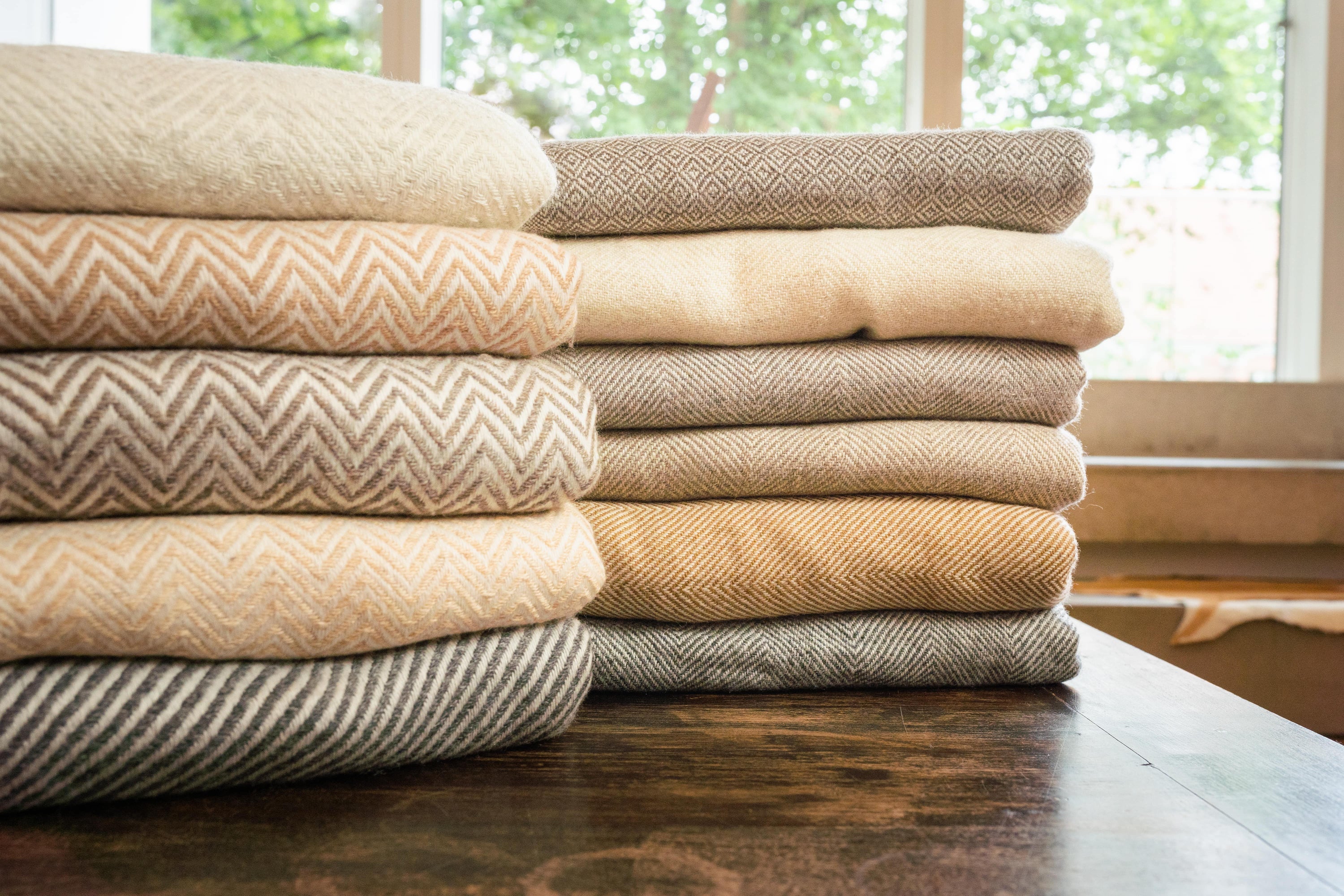 Luxuriöse graubraune Kaschmirdecke mit feinem Fischgrätenmuster, handgewebt in Nepal.