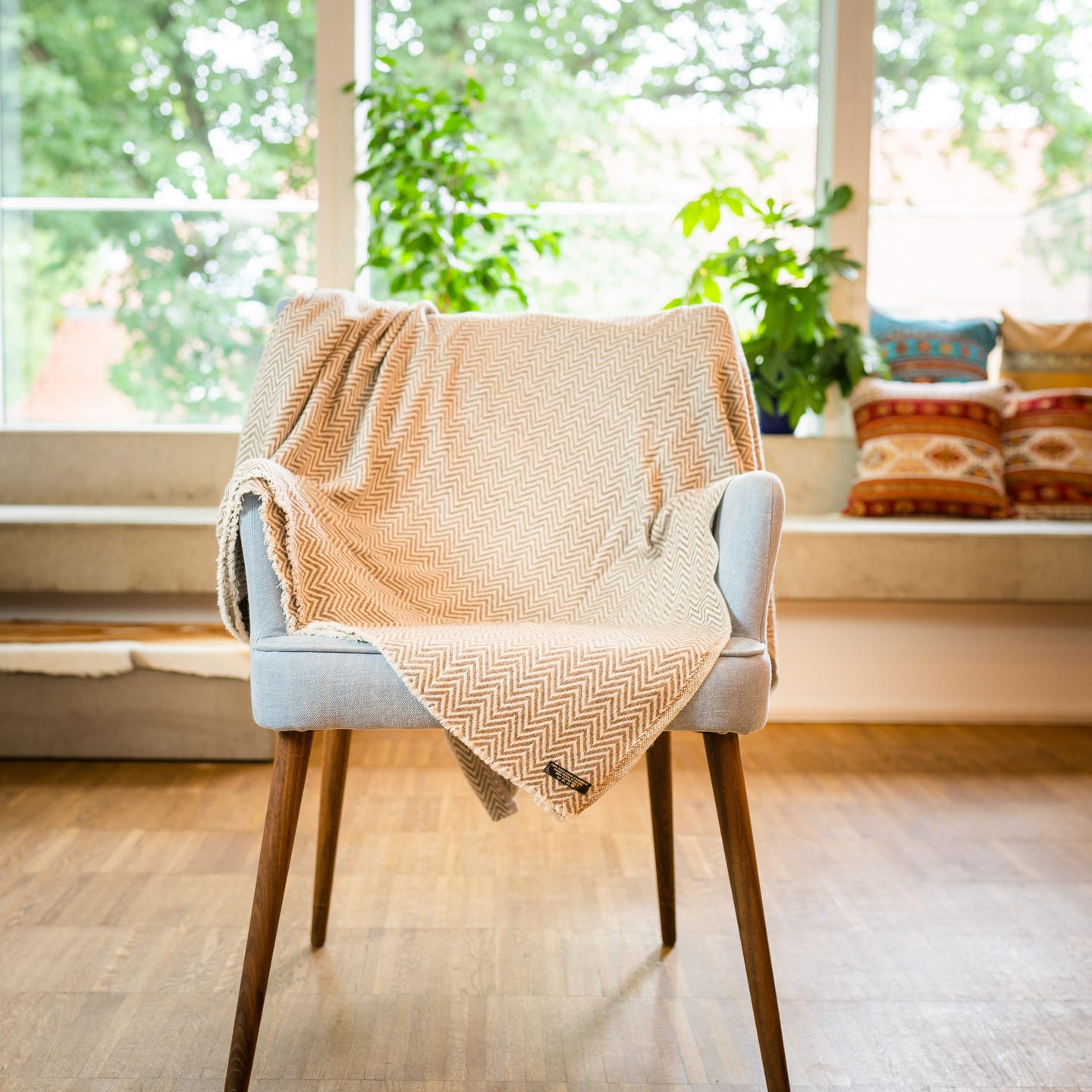 Graubraune Kaschmirdecke mit großem Fischgrätenmuster, handgewebt in Nepal, ideal für stilvolle Gemütlichkeit.