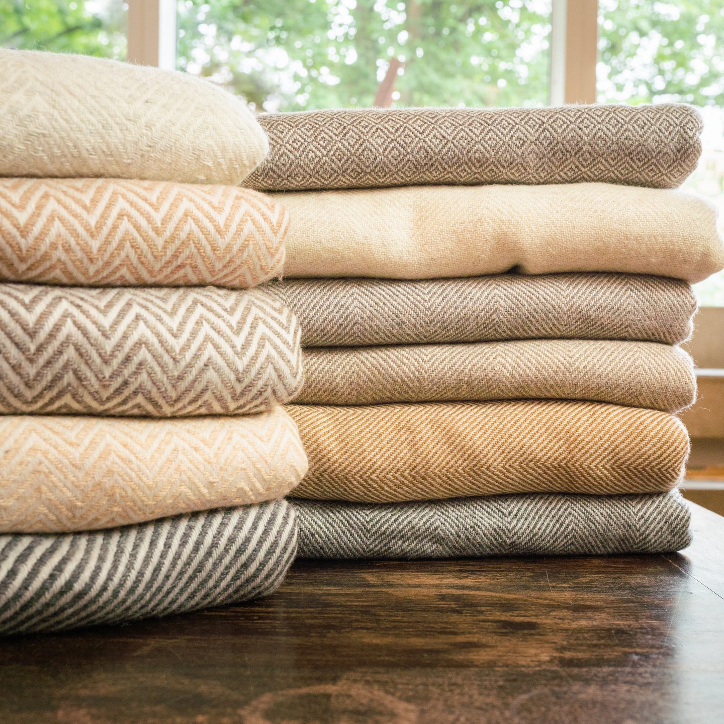 Graubraune Kaschmirdecke mit großem Fischgrätenmuster, handgewebt in Nepal, ideal für stilvolle Gemütlichkeit.