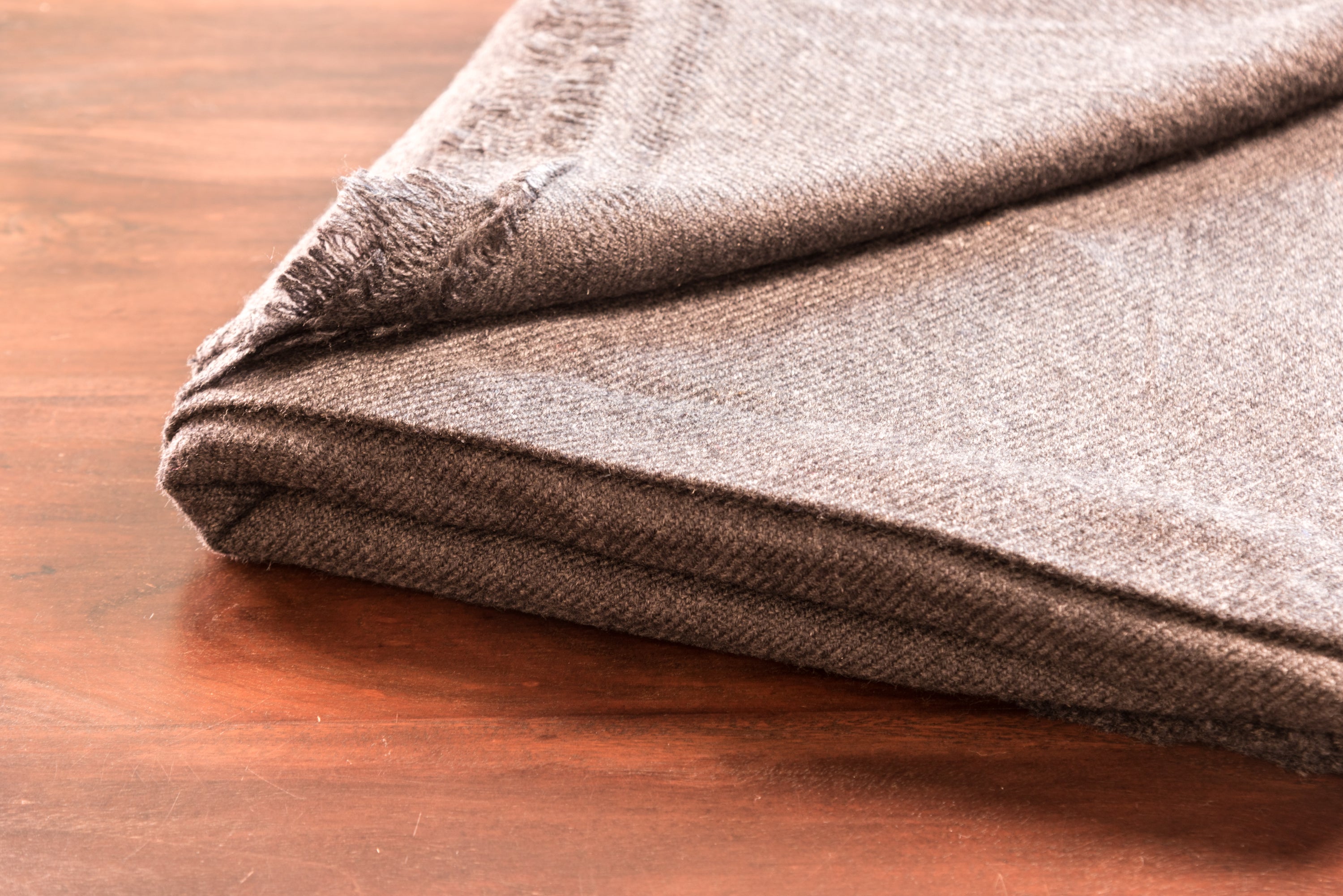 Luxuriöse schwarzgraue Kaschmirdecke, handgewebt in Nepal, 135 cm x 270 cm, 100% Kaschmir, leicht und warm.