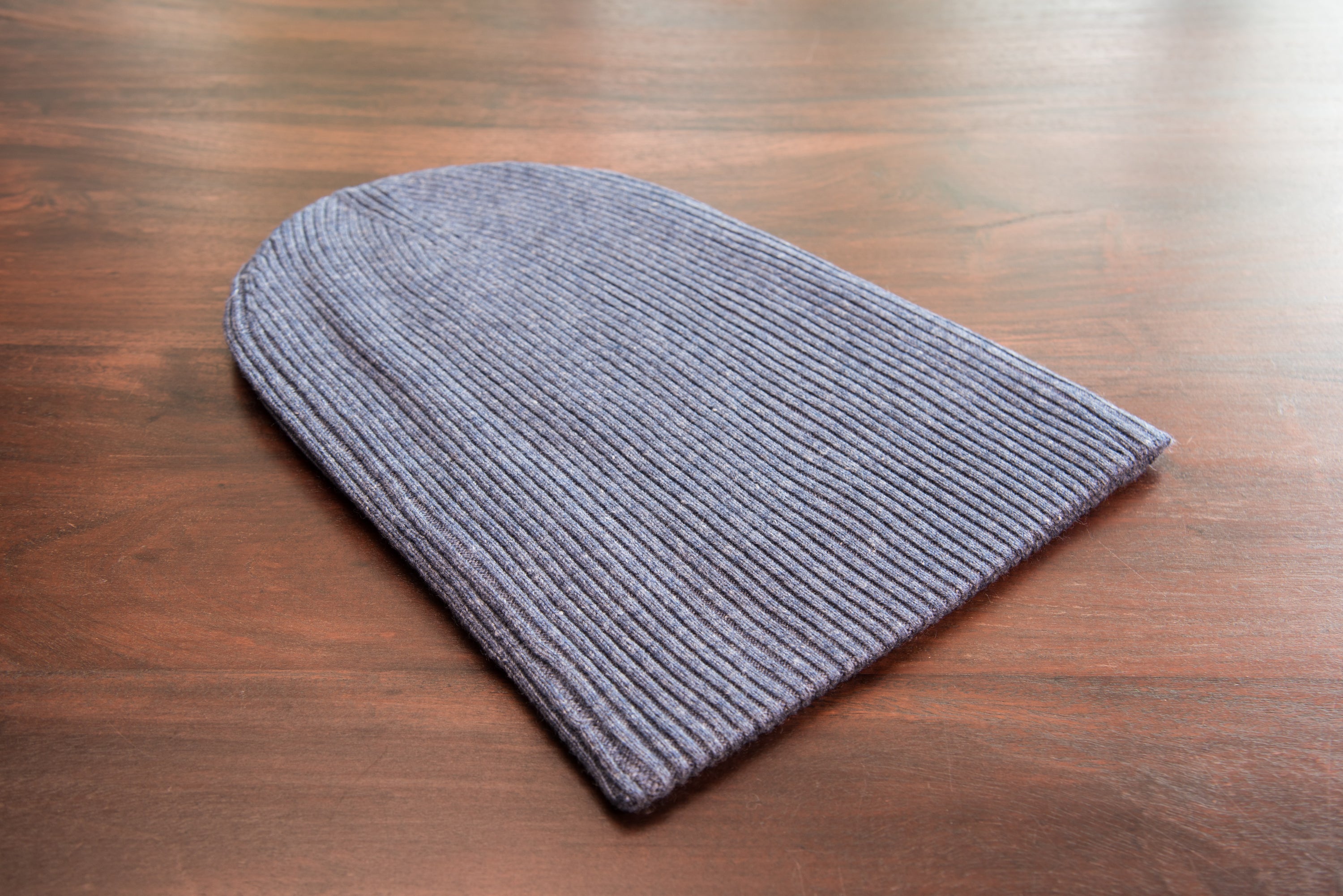 Dunkelblaue Kaschmirmütze Beanie mit Umschlag, geripptes Design, handgewebt in Nepal, 100% Kaschmir.