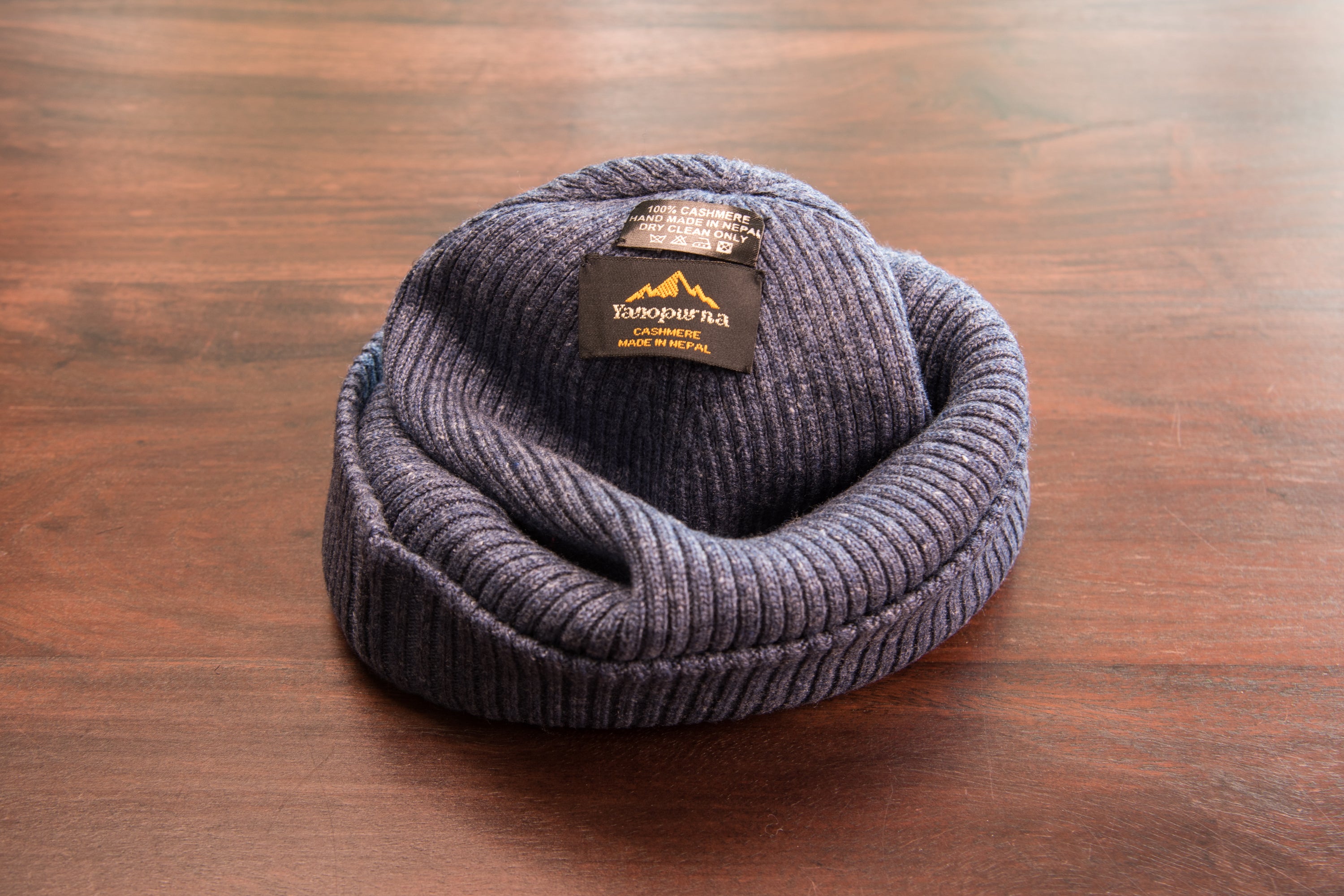 Dunkelblaue Kaschmirmütze Beanie mit Umschlag, geripptes Design, handgewebt in Nepal, 100% Kaschmir.