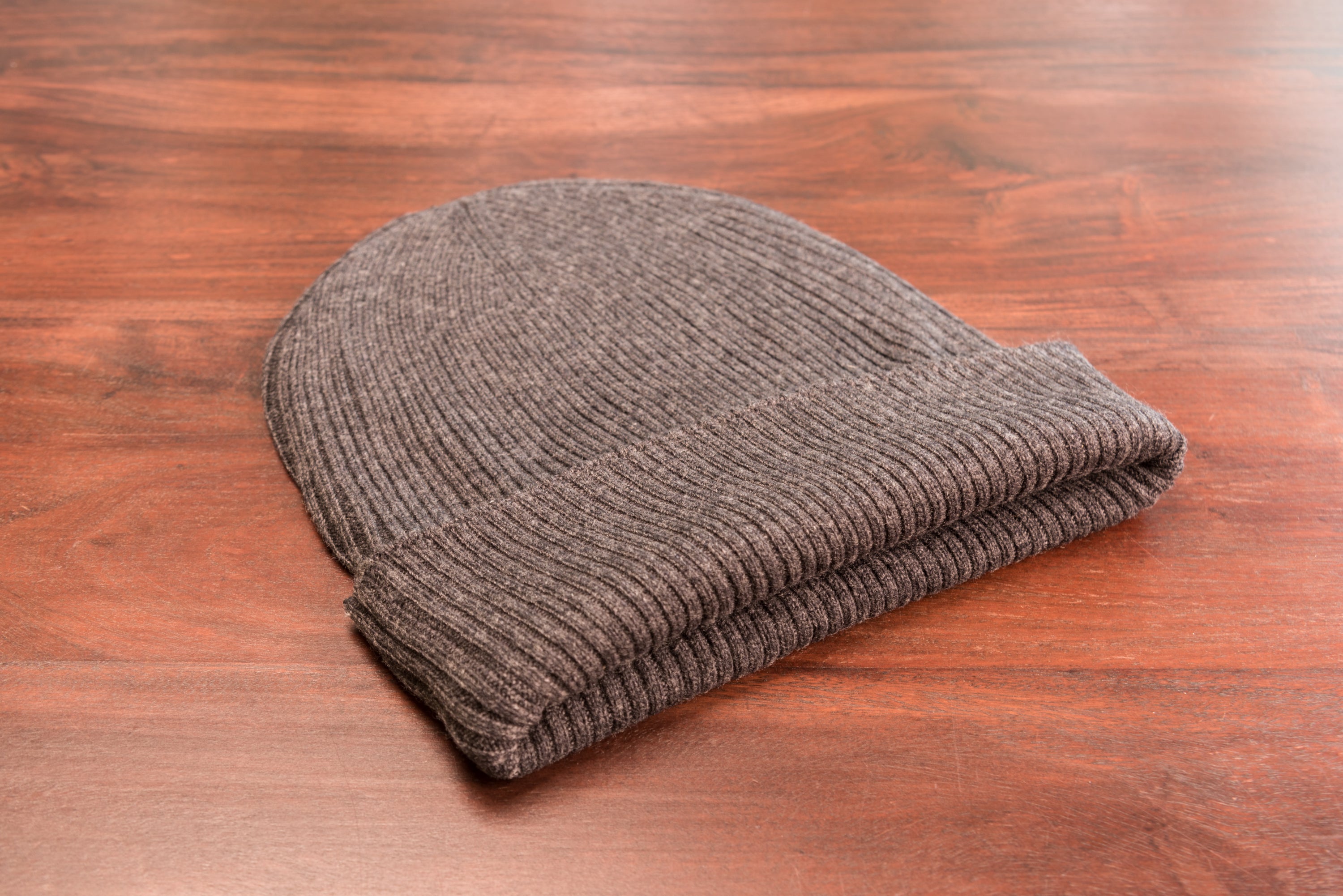 Kaschmirmütze Beanie in Schwarzgrau, gerippt mit Umschlag, handgewebt aus 100% Kaschmir, stilvoll und warm.