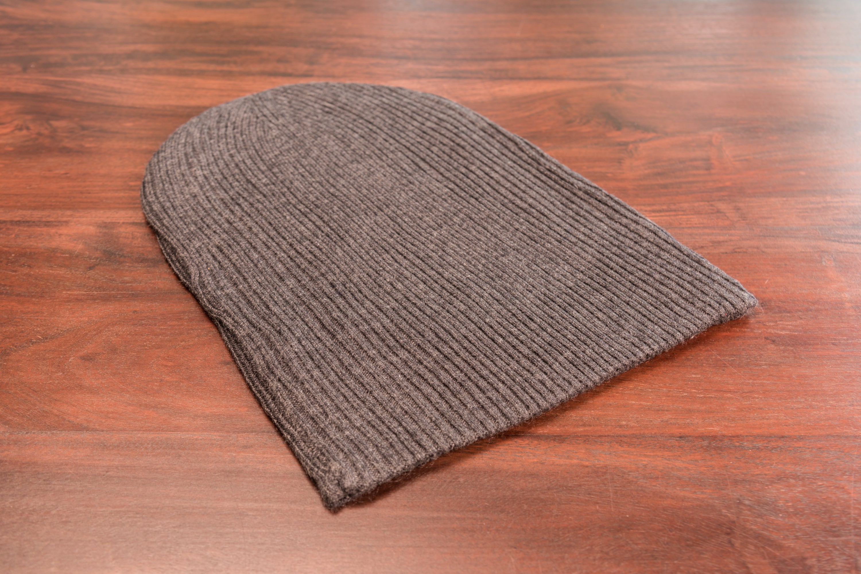 Kaschmirmütze Beanie in Schwarzgrau, gerippt mit Umschlag, handgewebt aus 100% Kaschmir, stilvoll und warm.