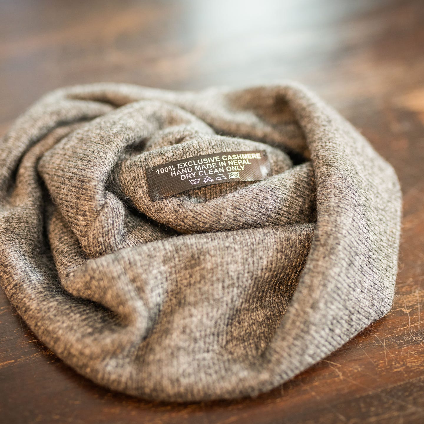 Luxuriöse hellgraue Kaschmirmütze Beanie, handgewebt in Nepal, aus 100% Kaschmir, leicht und unisex.