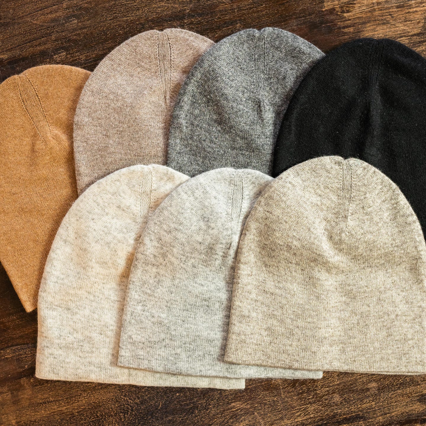 Luxuriöse hellgraue Kaschmirmütze Beanie, handgewebt in Nepal, aus 100% Kaschmir, leicht und unisex.