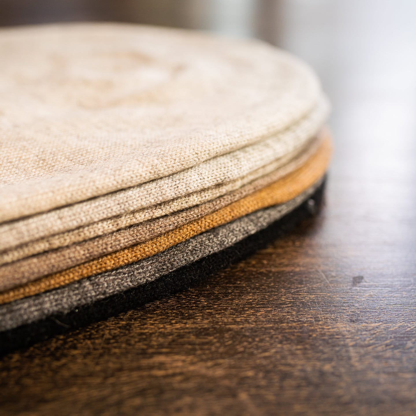 Luxuriöse hellgraue Kaschmirmütze Beanie, handgewebt in Nepal, aus 100% Kaschmir, leicht und unisex.