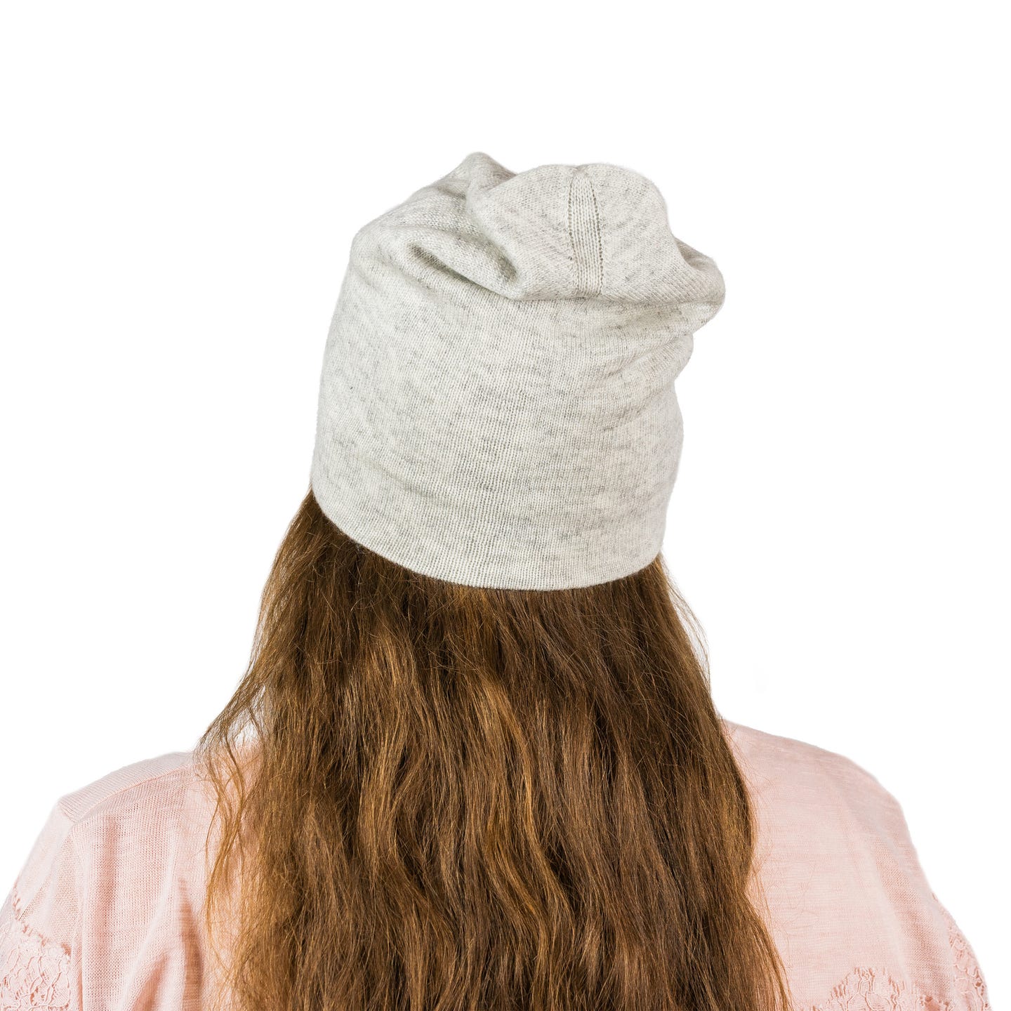 Luxurious hell-weissgrau Kaschmirmütze Beanie, handcrafted from 100% Kaschmir, showcasing its soft texture and elegant design.