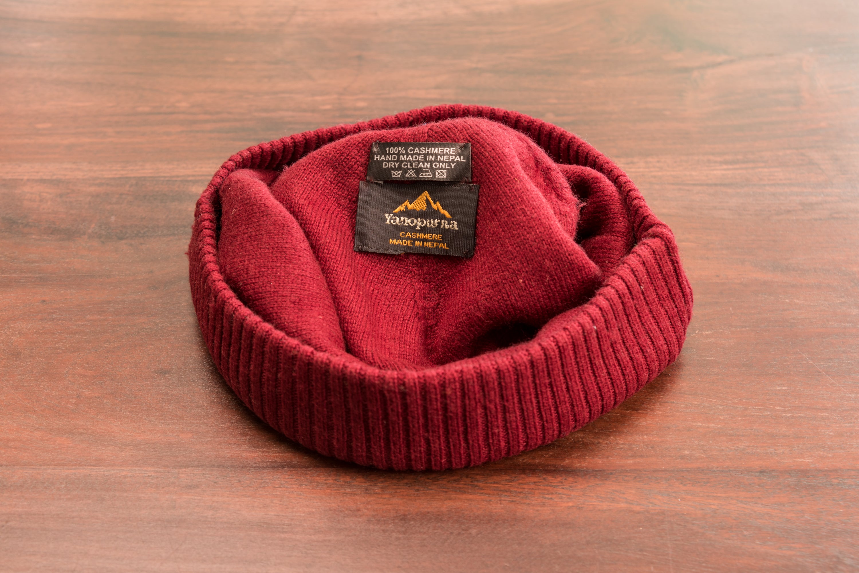 Dunkelrote Kaschmirmütze Beanie mit geripptem Umschlag, handgewebt in Nepal, aus 100% Kaschmir.