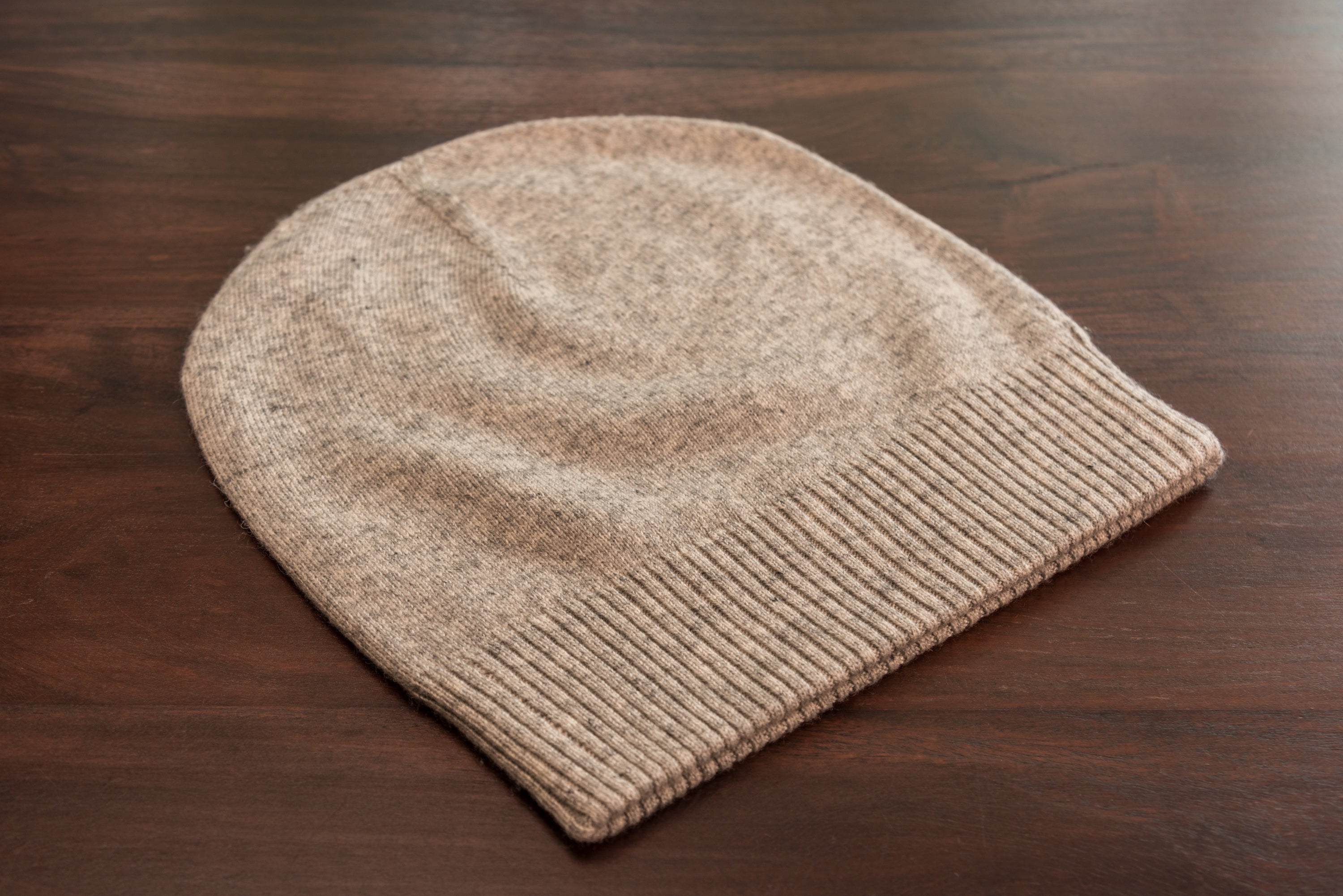 Hellgraue Kaschmirmütze Beanie mit geripptem Umschlag, handgewebt in Nepal, aus 100% Kaschmir.