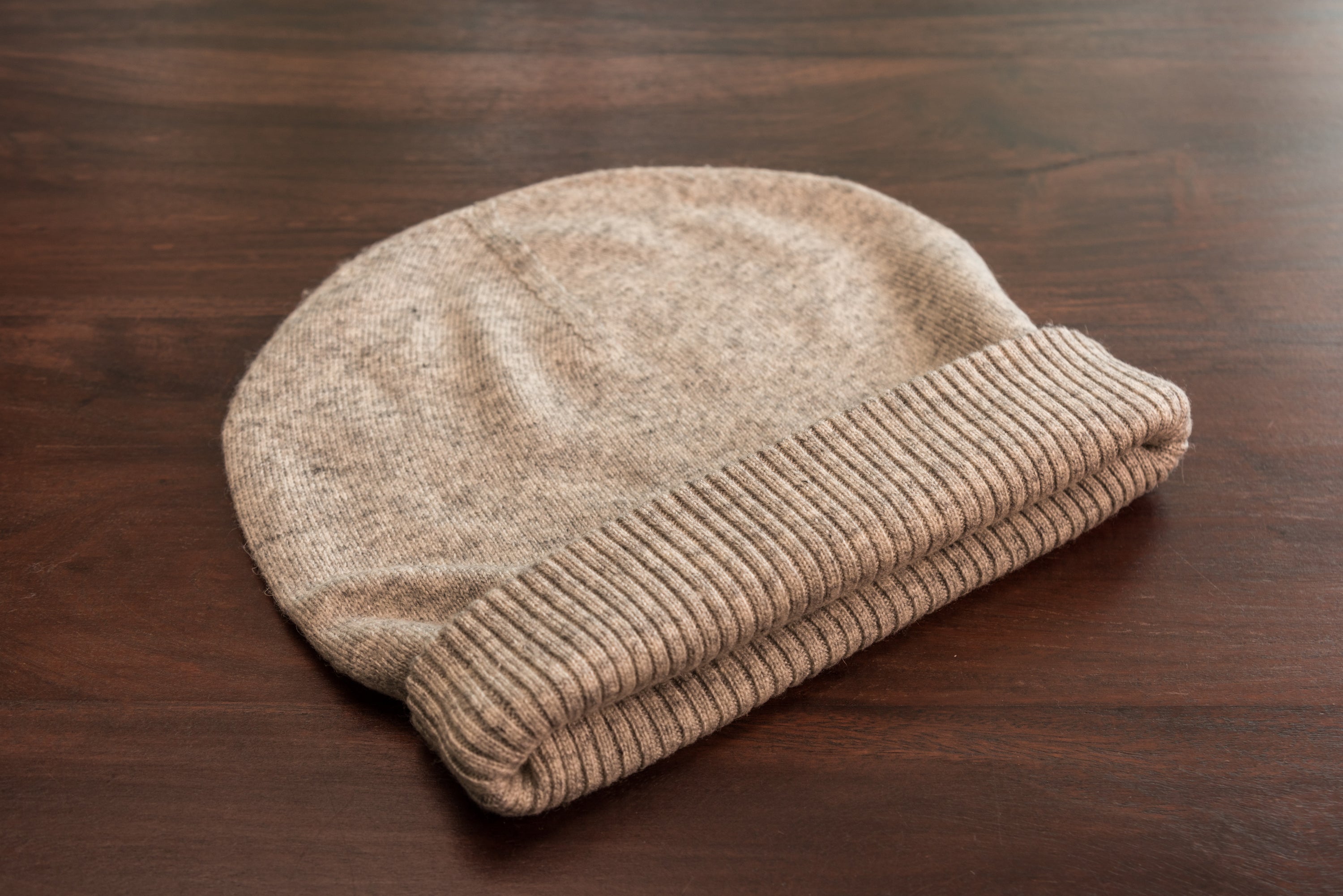 Hellgraue Kaschmirmütze Beanie mit geripptem Umschlag, handgewebt in Nepal, aus 100% Kaschmir.