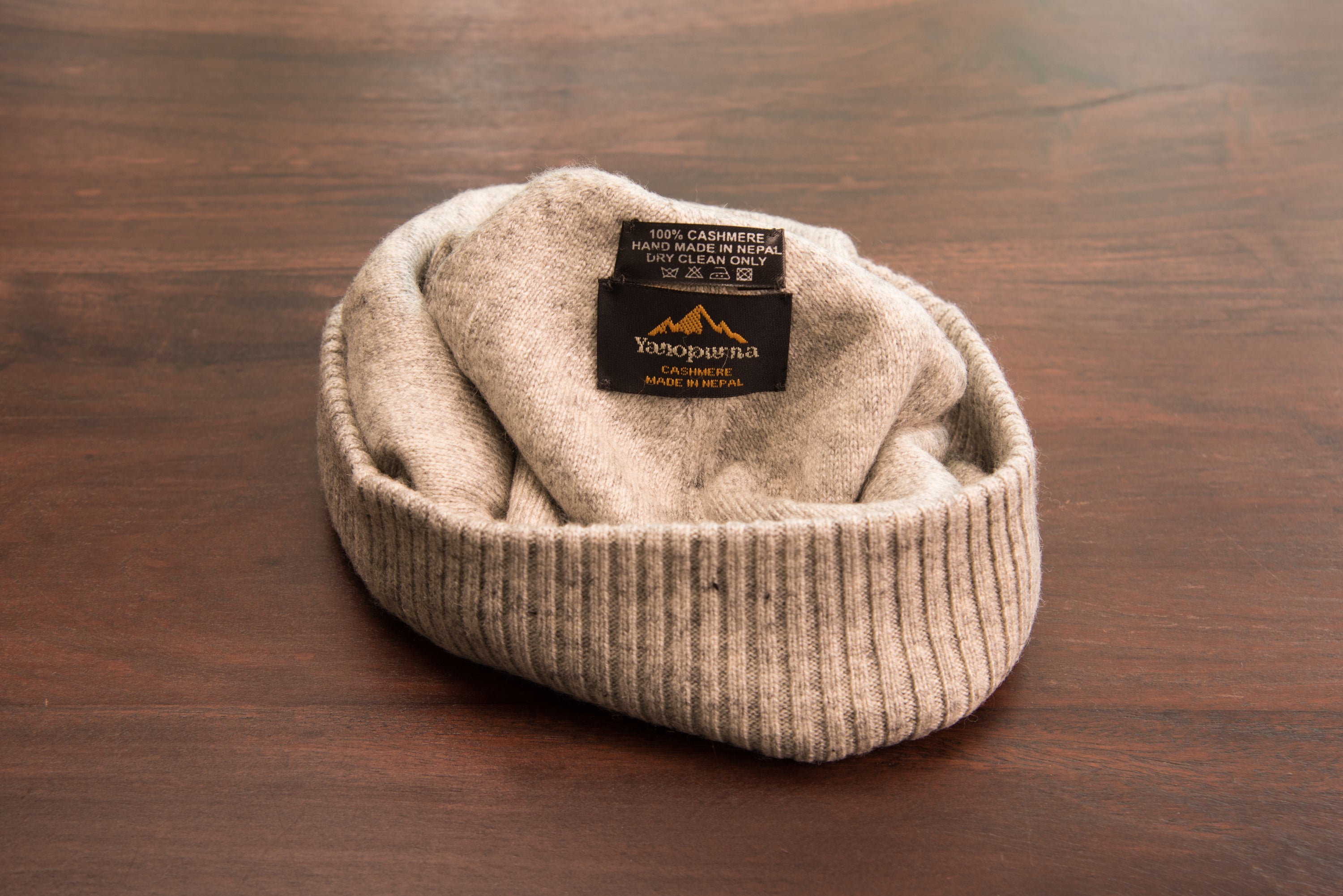 Hellgraue Kaschmirmütze Beanie mit geripptem Umschlag, handgewebt in Nepal, aus 100% Kaschmir.