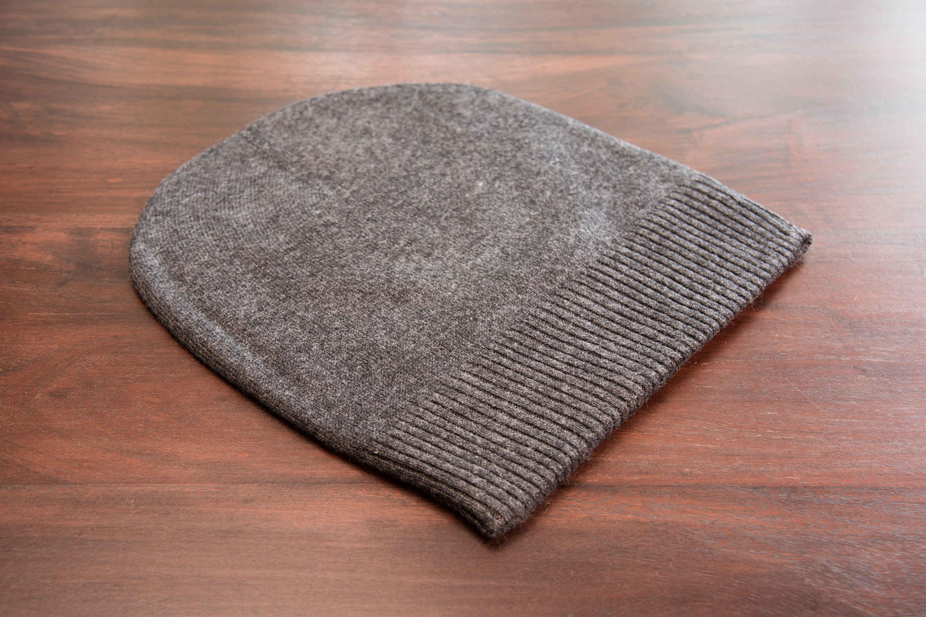 Kaschmirmütze Beanie in Schwarzgrau mit geripptem Umschlag, handgewebt in Nepal, aus 100% Kaschmir.