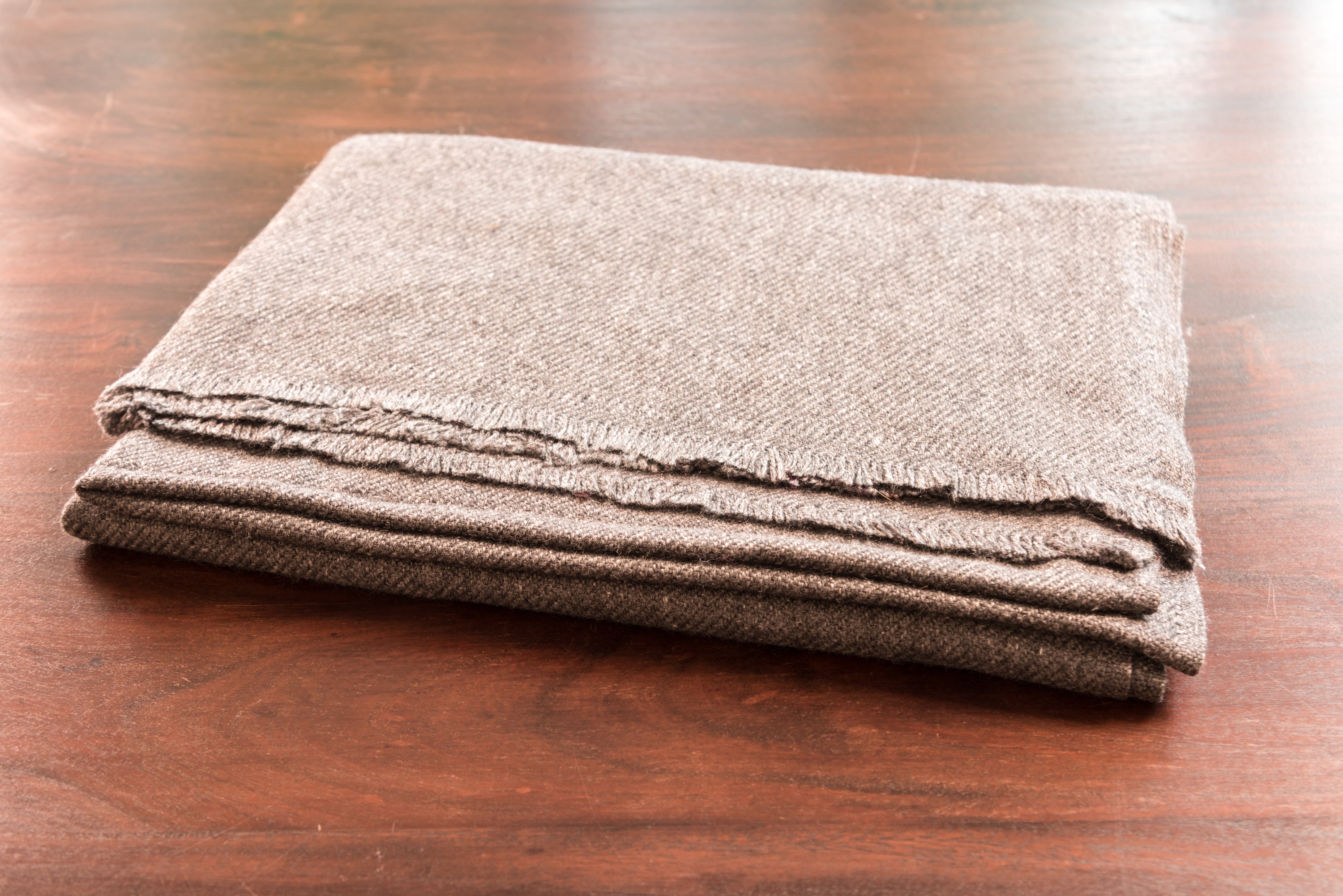 Dunkelgrauer Kaschmirschal, handgewebt in Nepal, mit luxuriösem und weichem Material.