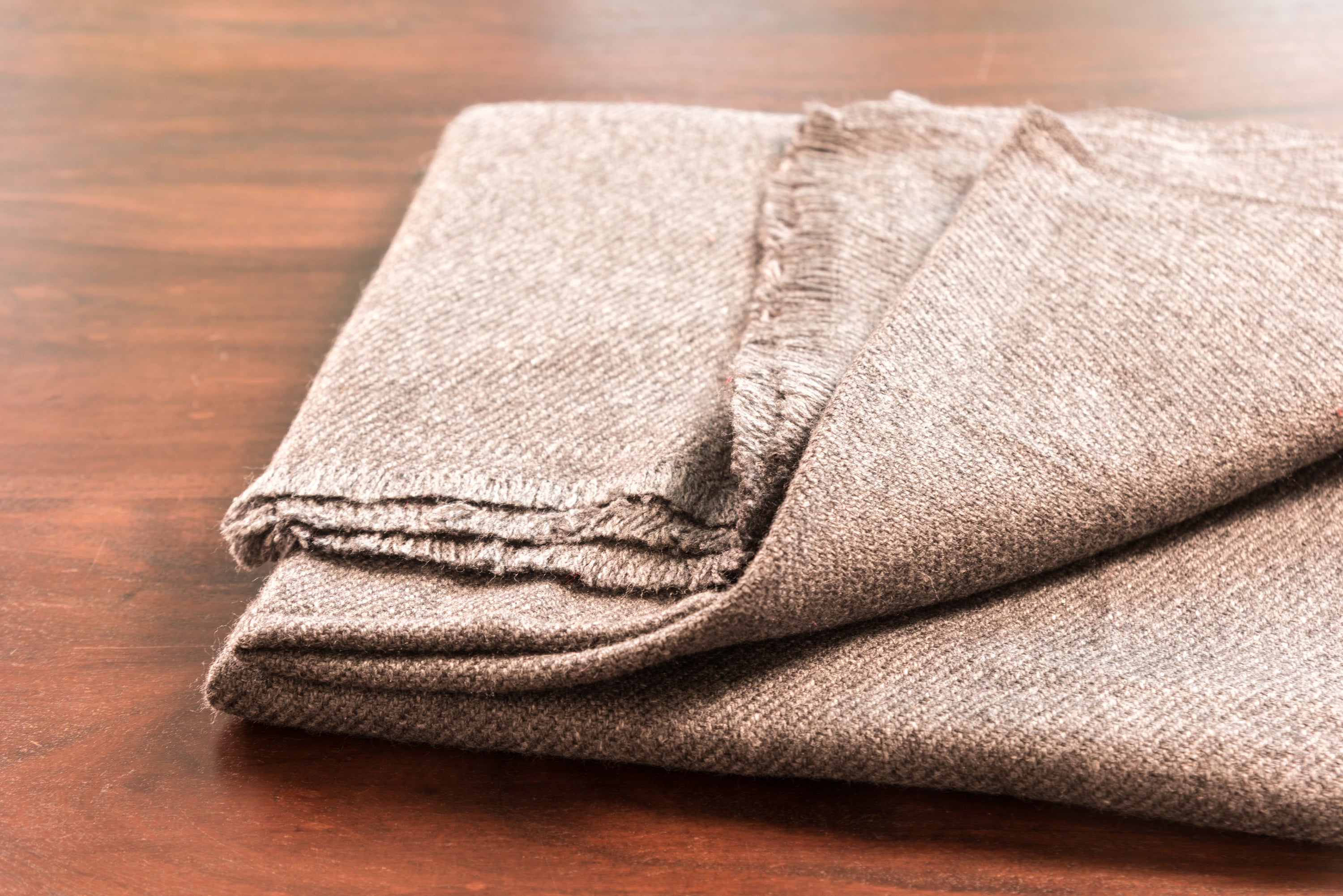 Dunkelgrauer Kaschmirschal, handgewebt in Nepal, mit luxuriösem und weichem Material.