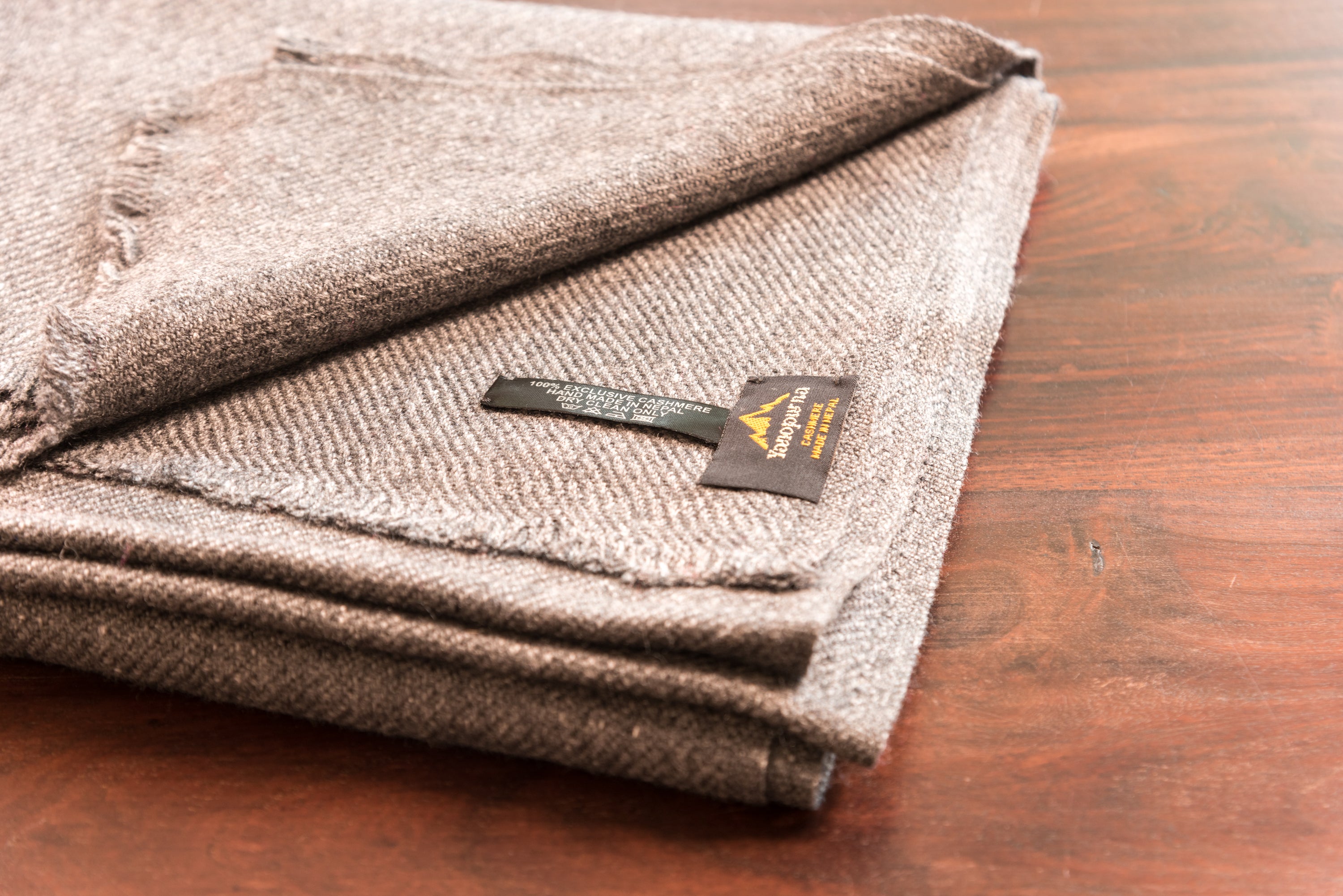 Dunkelgrauer Kaschmirschal, handgewebt in Nepal, mit luxuriösem und weichem Material.