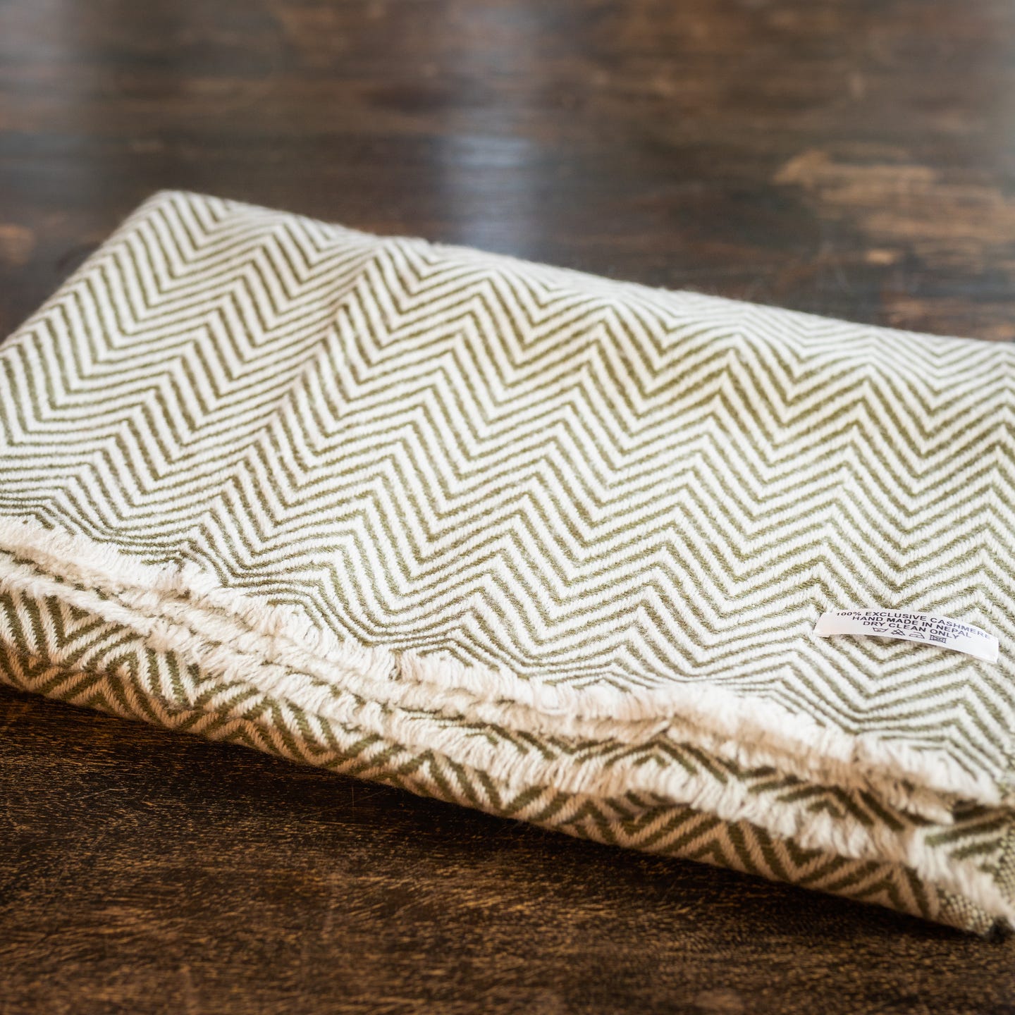 Eleganter hellgrauer Kaschmirschal mit mittelgroßem Fischgrätenmuster, handgewebt in Nepal.