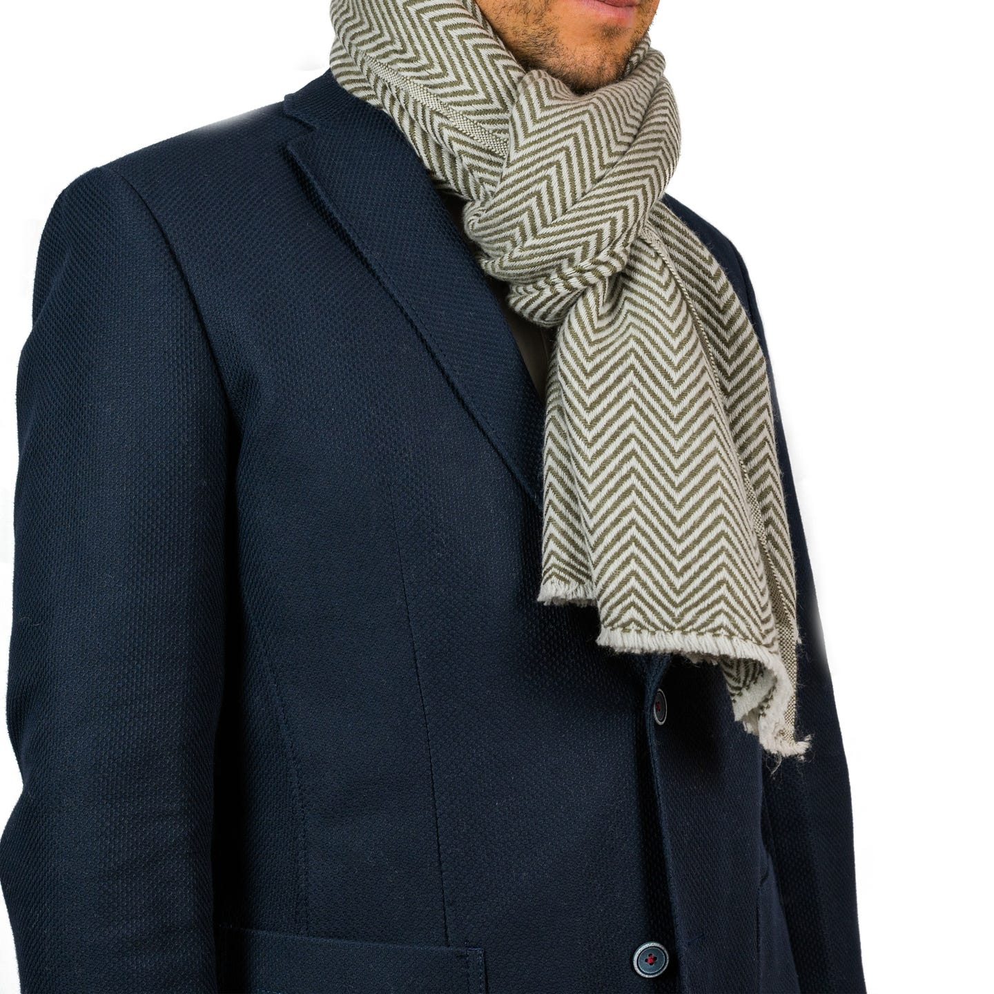 Eleganter hellgrauer Kaschmirschal mit mittelgroßem Fischgrätenmuster, handgewebt in Nepal.