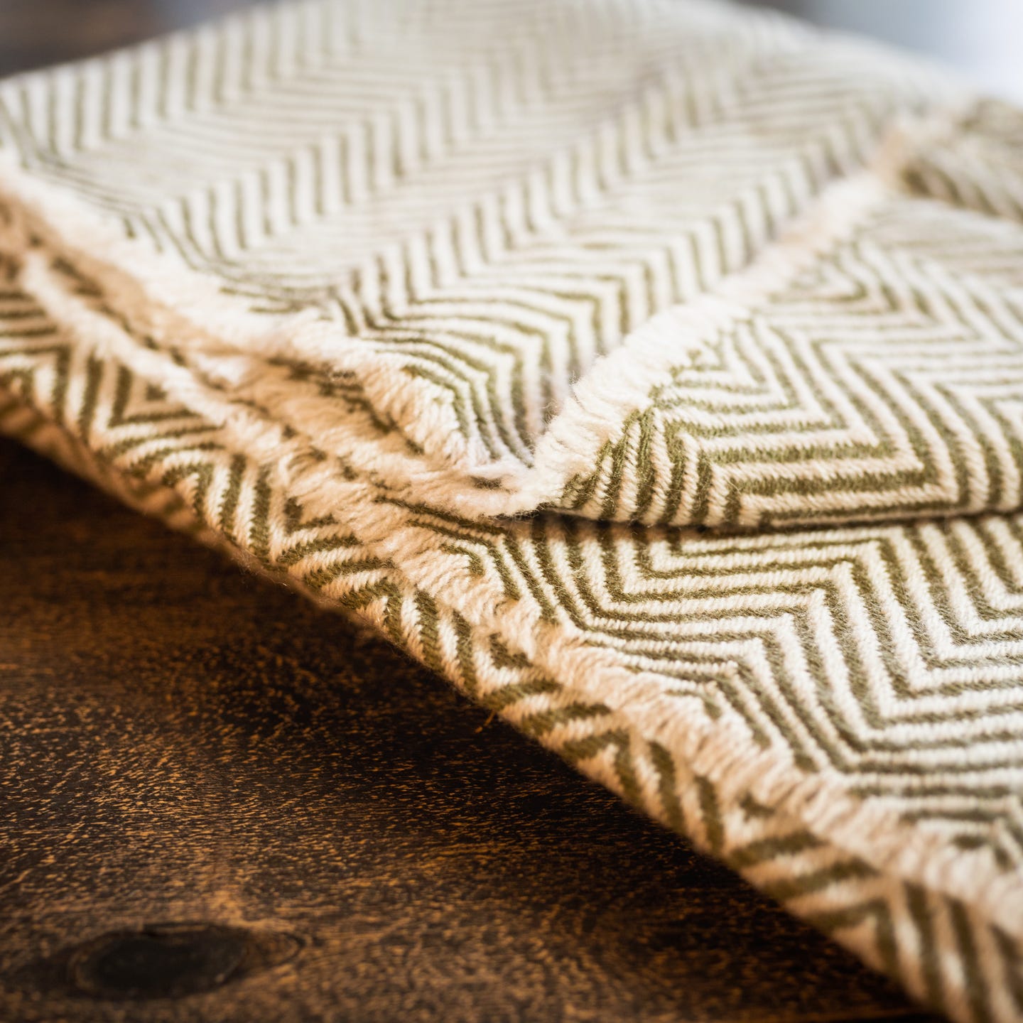 Eleganter hellgrauer Kaschmirschal mit mittelgroßem Fischgrätenmuster, handgewebt in Nepal.