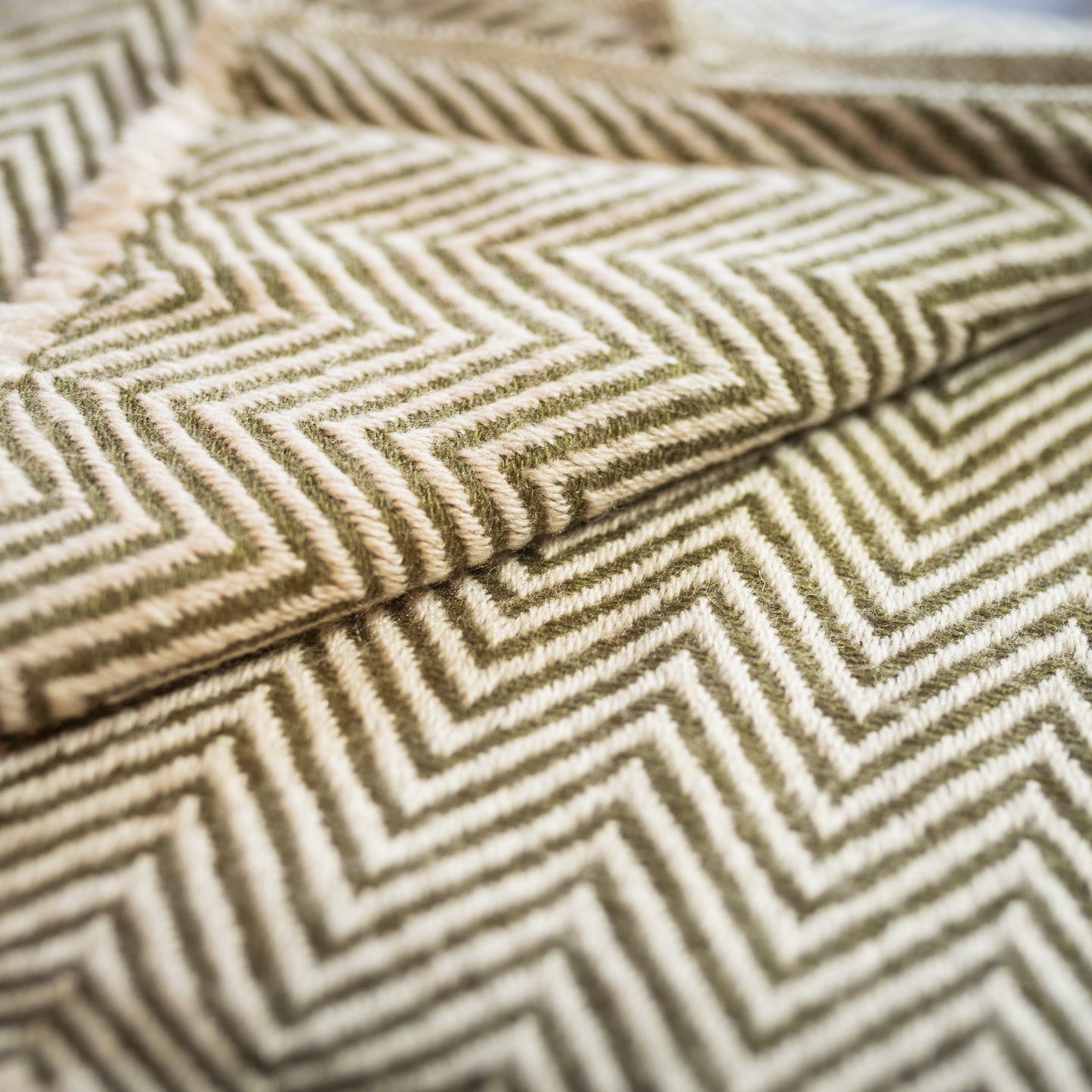 Eleganter hellgrauer Kaschmirschal mit mittelgroßem Fischgrätenmuster, handgewebt in Nepal.