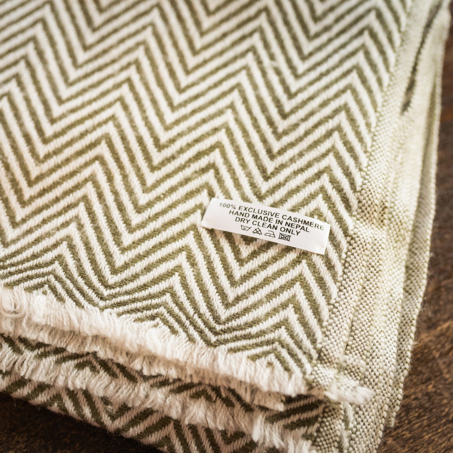 Eleganter hellgrauer Kaschmirschal mit mittelgroßem Fischgrätenmuster, handgewebt in Nepal.